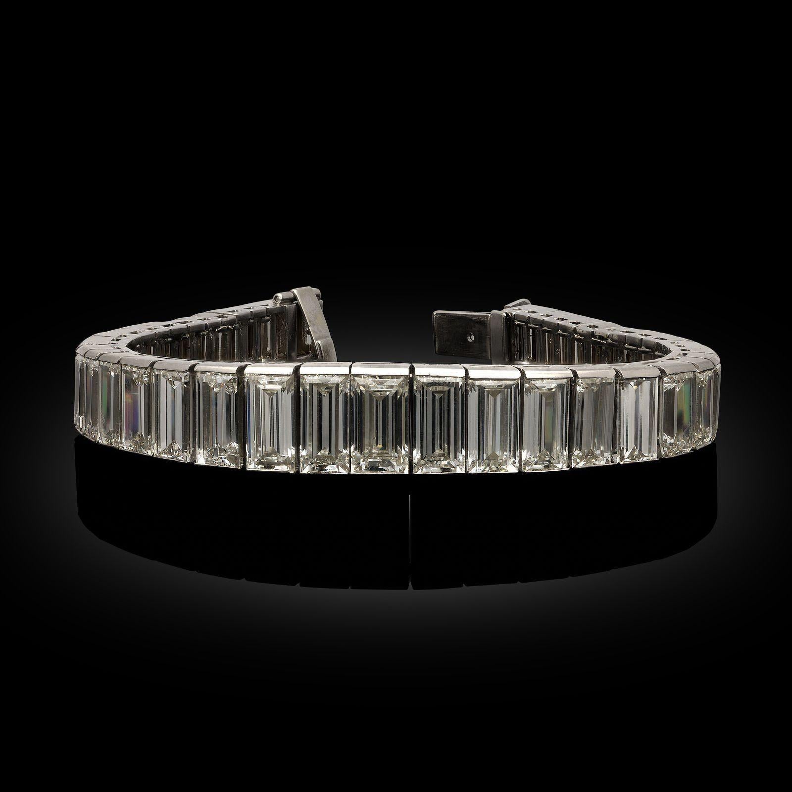 Brazalete vintage de línea de diamantes de 32,52 ct Circa 1950 Corte esmeralda en venta