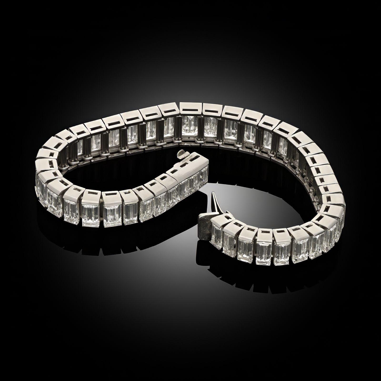 Femenino o masculino Brazalete vintage de línea de diamantes de 32,52 ct Circa 1950 en venta