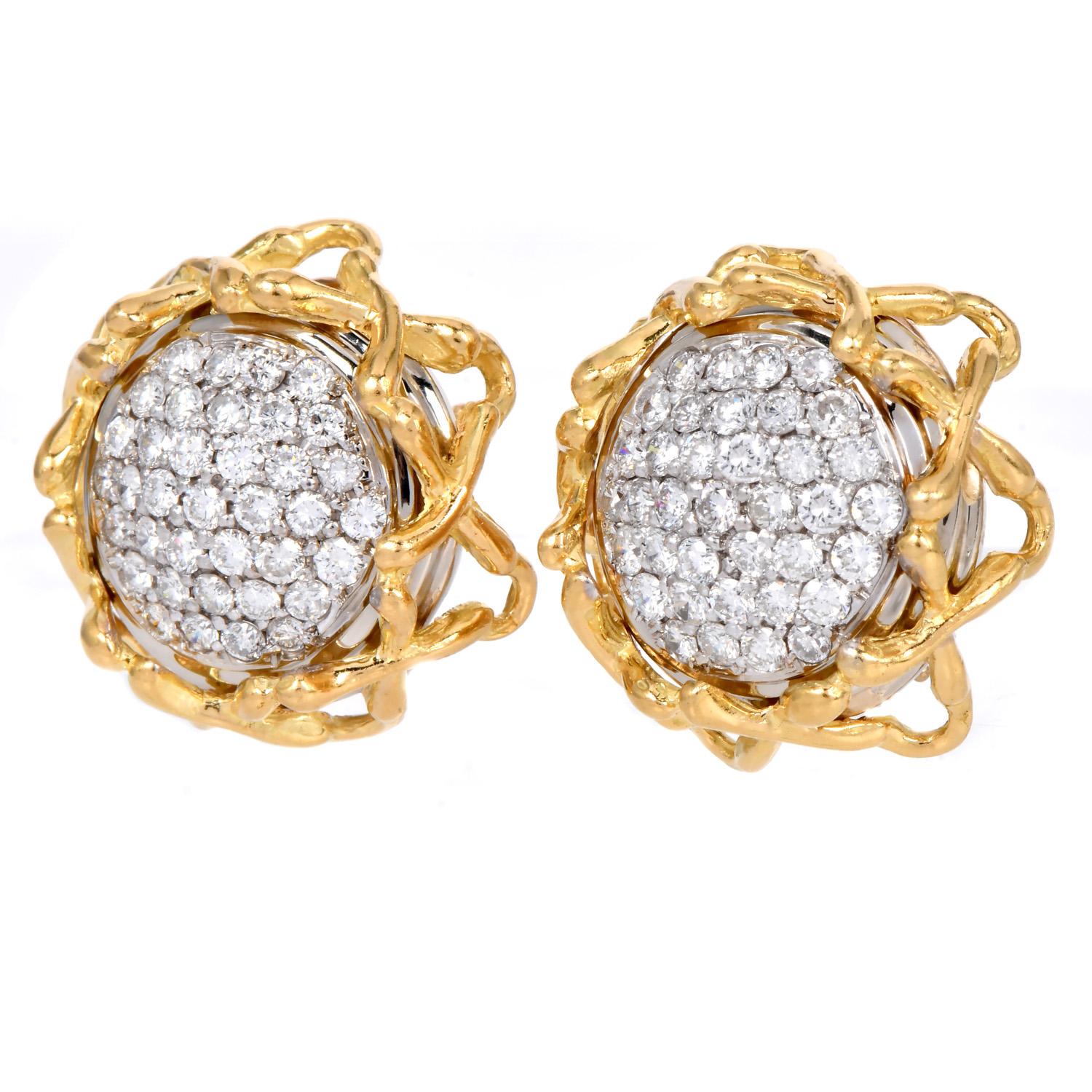 Squisiti orecchini vintage degli anni '70 circa, con diamanti tondi naturali incastonati in una lussuosa combinazione di oro giallo e bianco 18 carati.

Questi orecchini sono realizzati in modo magistrale per assomigliare a dei girasoli, con una