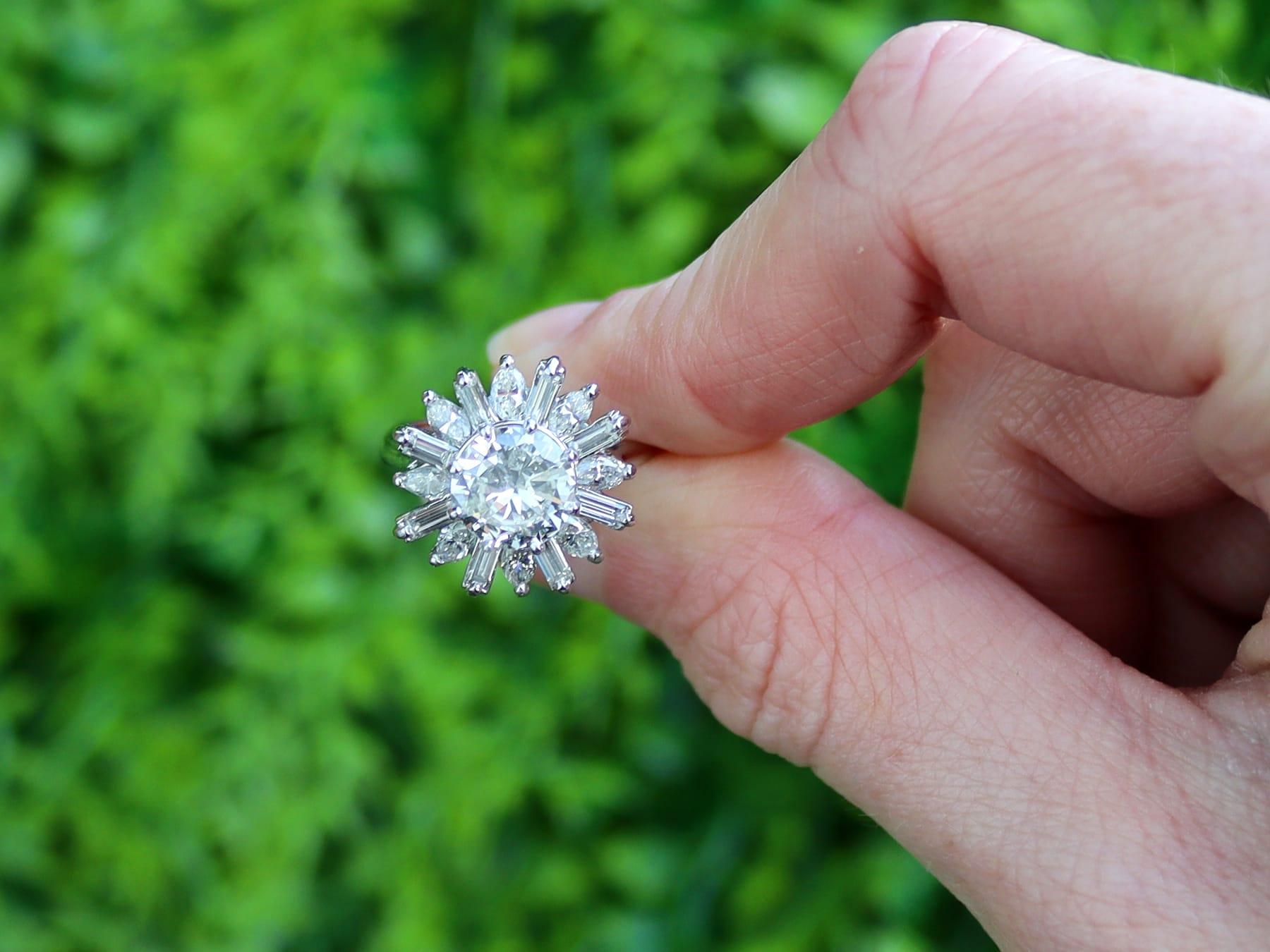Eine atemberaubende, feine und beeindruckende Vintage 1950er Jahre 3,26 Karat Diamant (insgesamt) und Platin Ballerina Ring; Teil unserer Diamant-Schmuck / Estate Jewelry Collections

Dieser atemberaubende, feine und beeindruckende