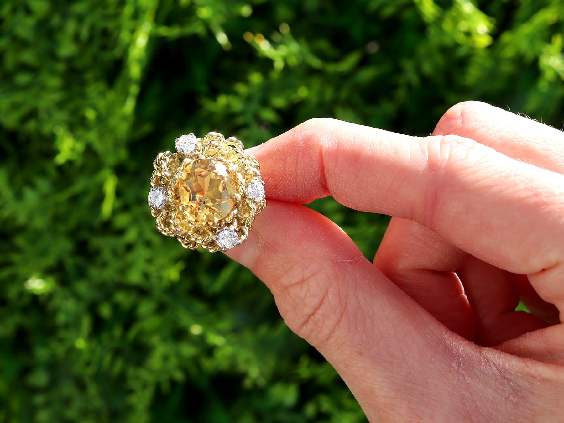 Uno splendido, raffinato e impressionante anello vintage con citrino da 3,27 carati, diamante da 0,80 carati, oro giallo da 18 carati e oro bianco da 18 carati; fa parte delle nostre diverse collezioni di gioielli d'epoca e gioielli di