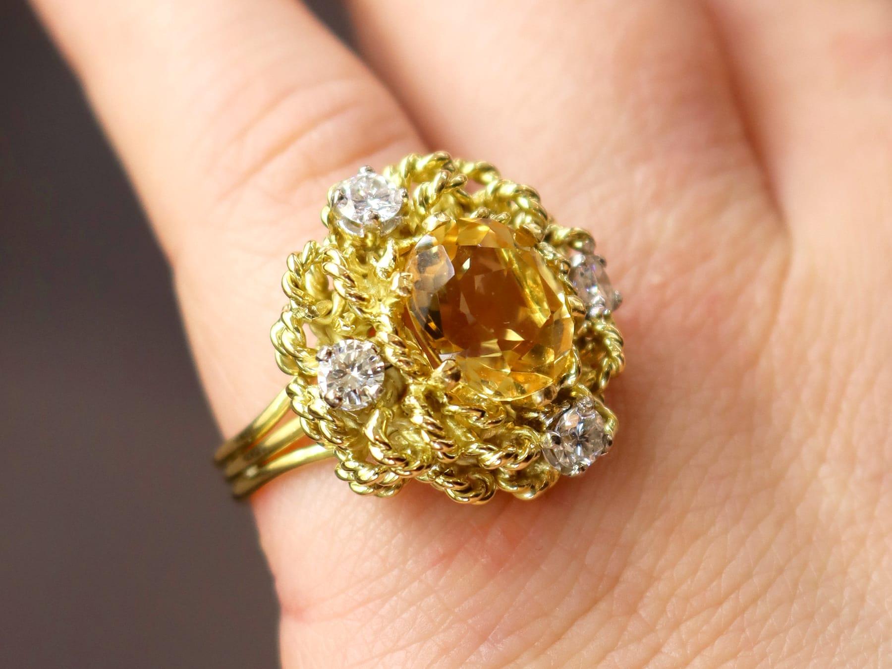 Taglio ovale Anello vintage in oro giallo 18k con citrino da 3,27 carati e diamante da 0,80 carati (1984) in vendita