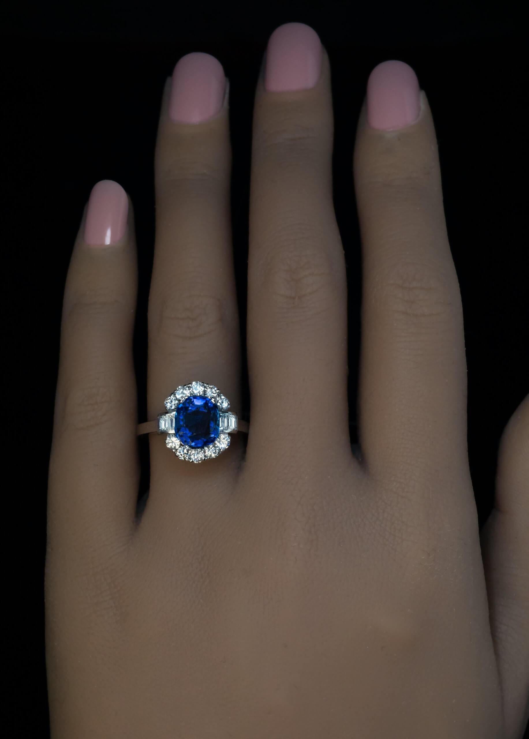 L'anello è realizzato in platino e oro bianco 18 carati. Presenta un eccellente zaffiro blu di Ceylon da 3,29 carati. Lo zaffiro è incorniciato da diamanti tondi taglio brillante e baguette.
Con i marchi d'importazione francesi per l'oro standard