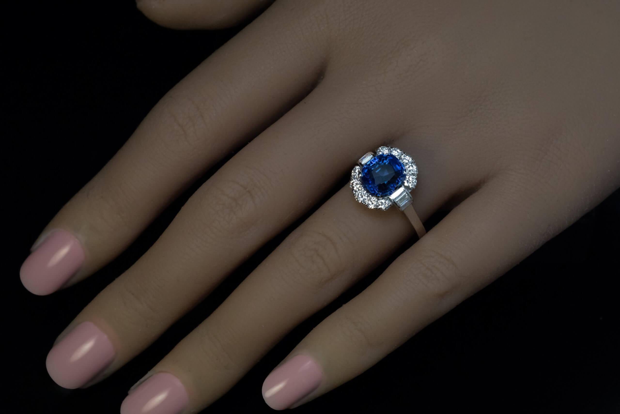 Taglio cuscino Anello di fidanzamento con diamante e zaffiro di Ceylon non riscaldato da 3,29 carati vintage in vendita