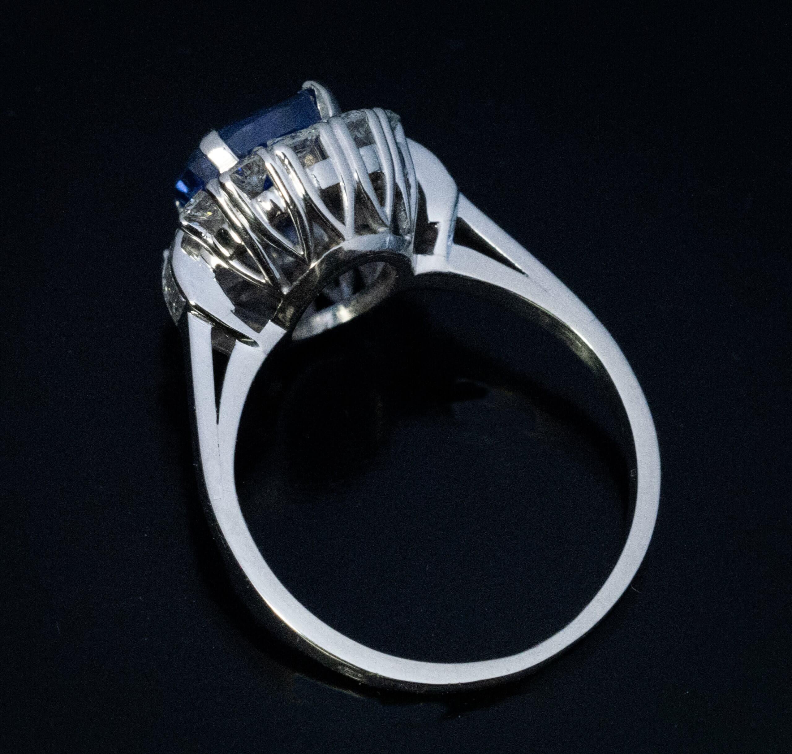 Anello di fidanzamento con diamante e zaffiro di Ceylon non riscaldato da 3,29 carati vintage In condizioni ottime in vendita a Chicago, IL