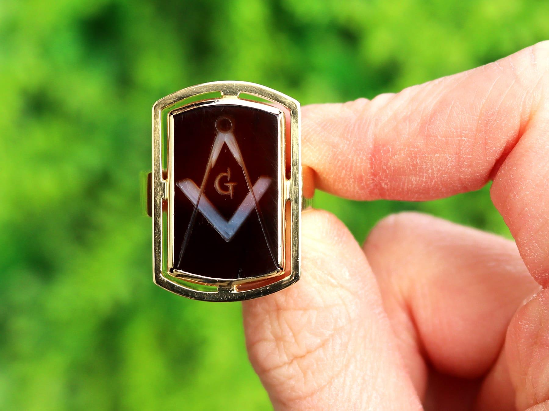 A stunning, fine and impressive, large vintage 1950s 3.31 carat carved agate and 18 karat yellow gold Masonic ring; part of our diverse antique jewelry and estate jewelry collections

This stunning vintage ring has been crafted in 18k yellow