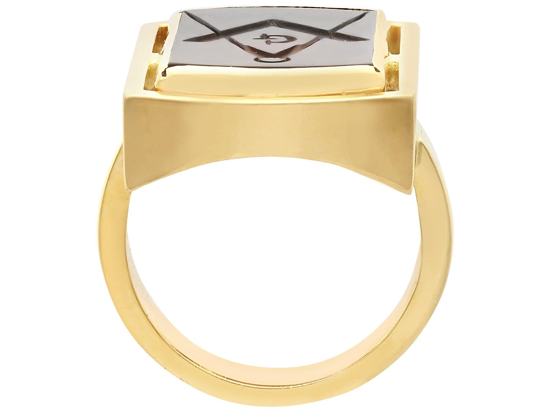 3,31 Karat Achat und Gelbgold Masonischer Ring, um 1950 für Damen oder Herren im Angebot