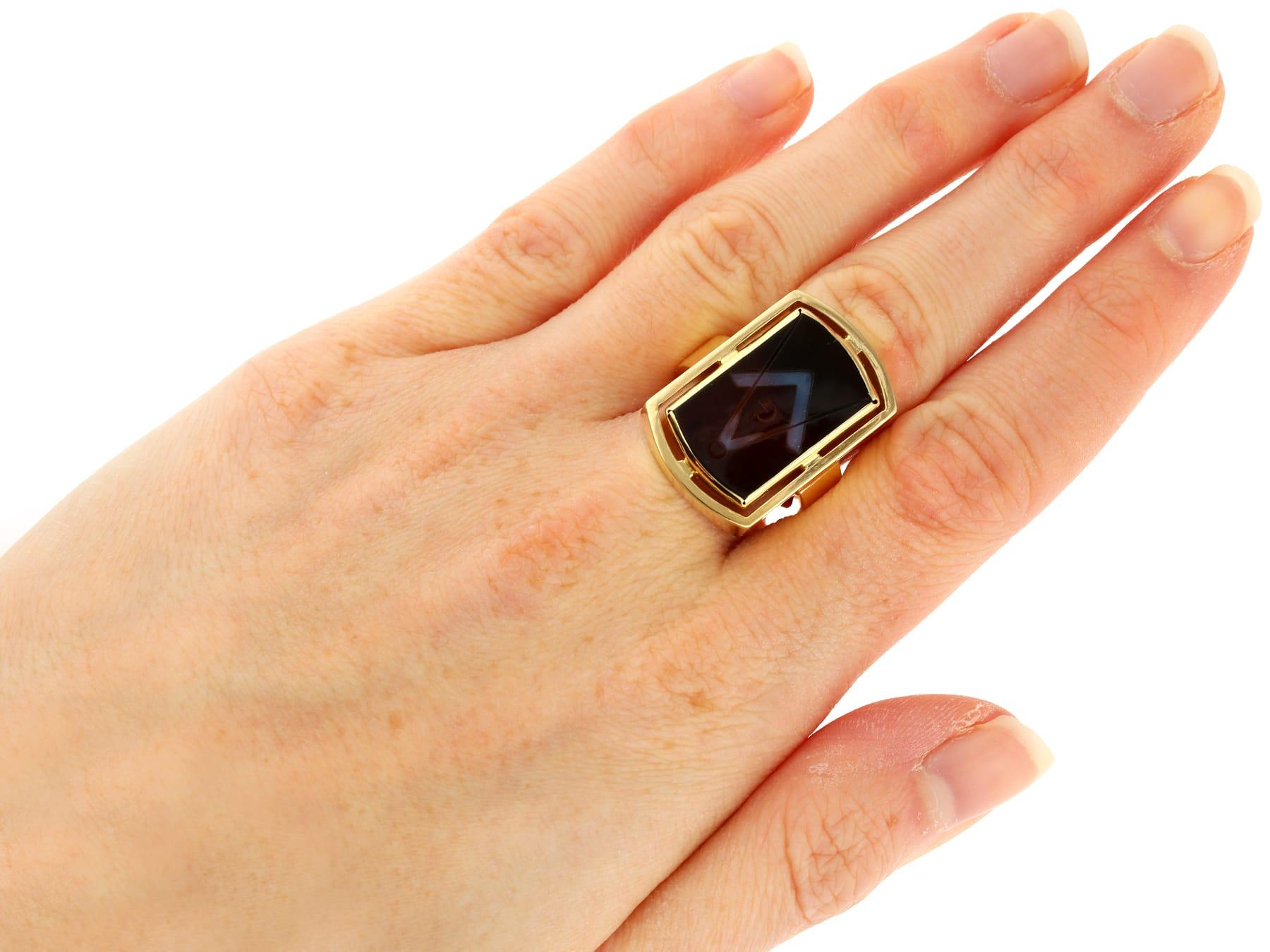Uncut Vintage 3.31ct Agate and Yellow Gold Masonic Ring, Circa 1950 For Sale