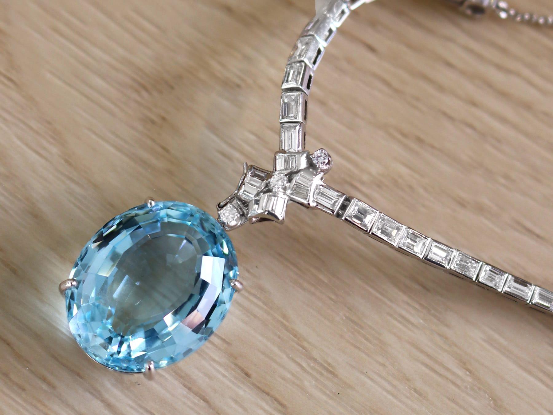 Taglio ovale Ciondolo vintage in platino con acquamarina da 33,20 carati e diamante da 3,59 carati in vendita