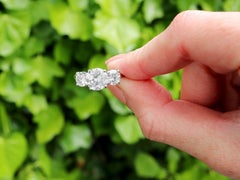 Anello vintage a trilogia di diamanti e platino da 3,39 carati