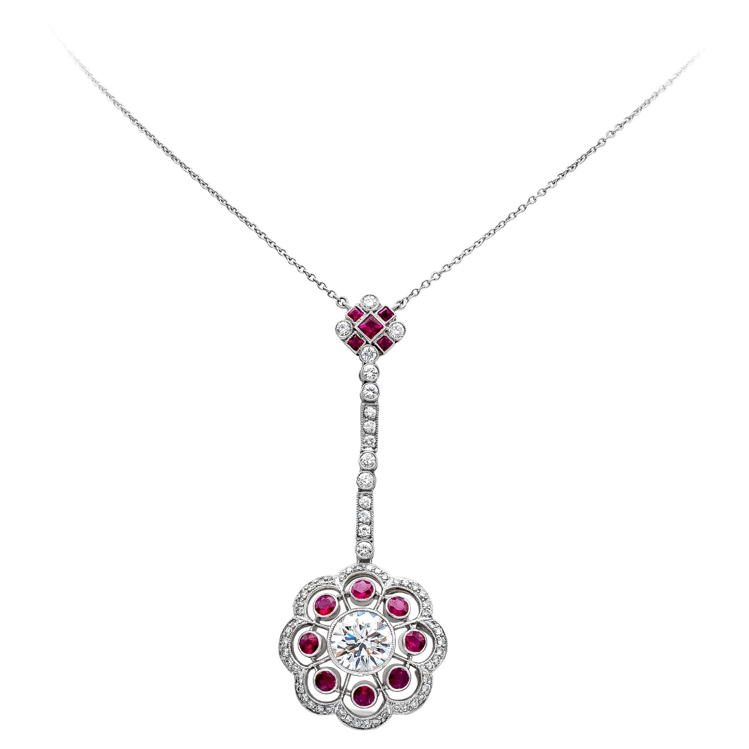 Collier pendentif vintage à motif floral en platine avec rubis et diamants de 3,39 carats au total