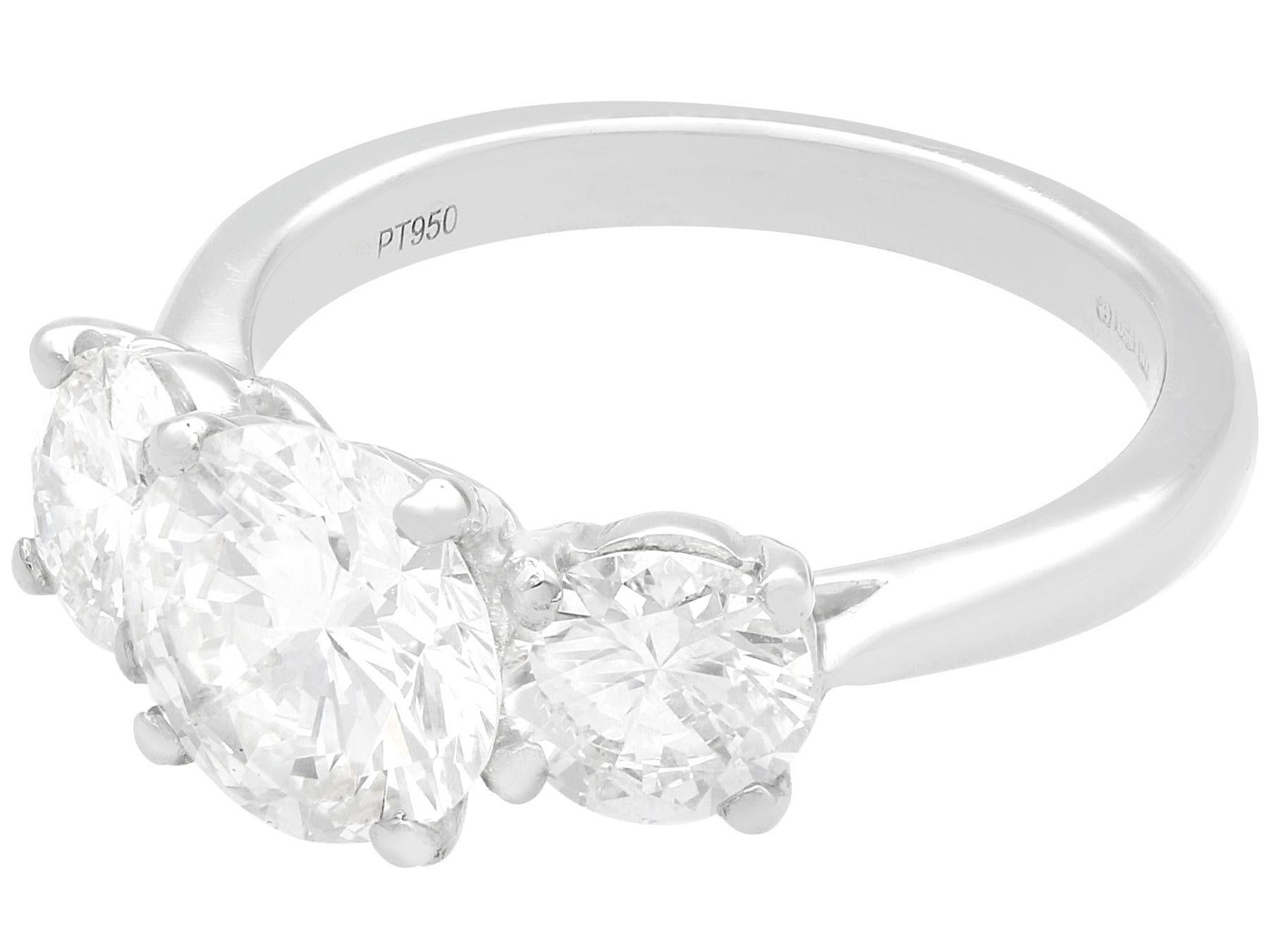 Trilogy-Ring aus Platin mit 3,39 Karat Diamant und Platin (Brillantschliff) im Angebot