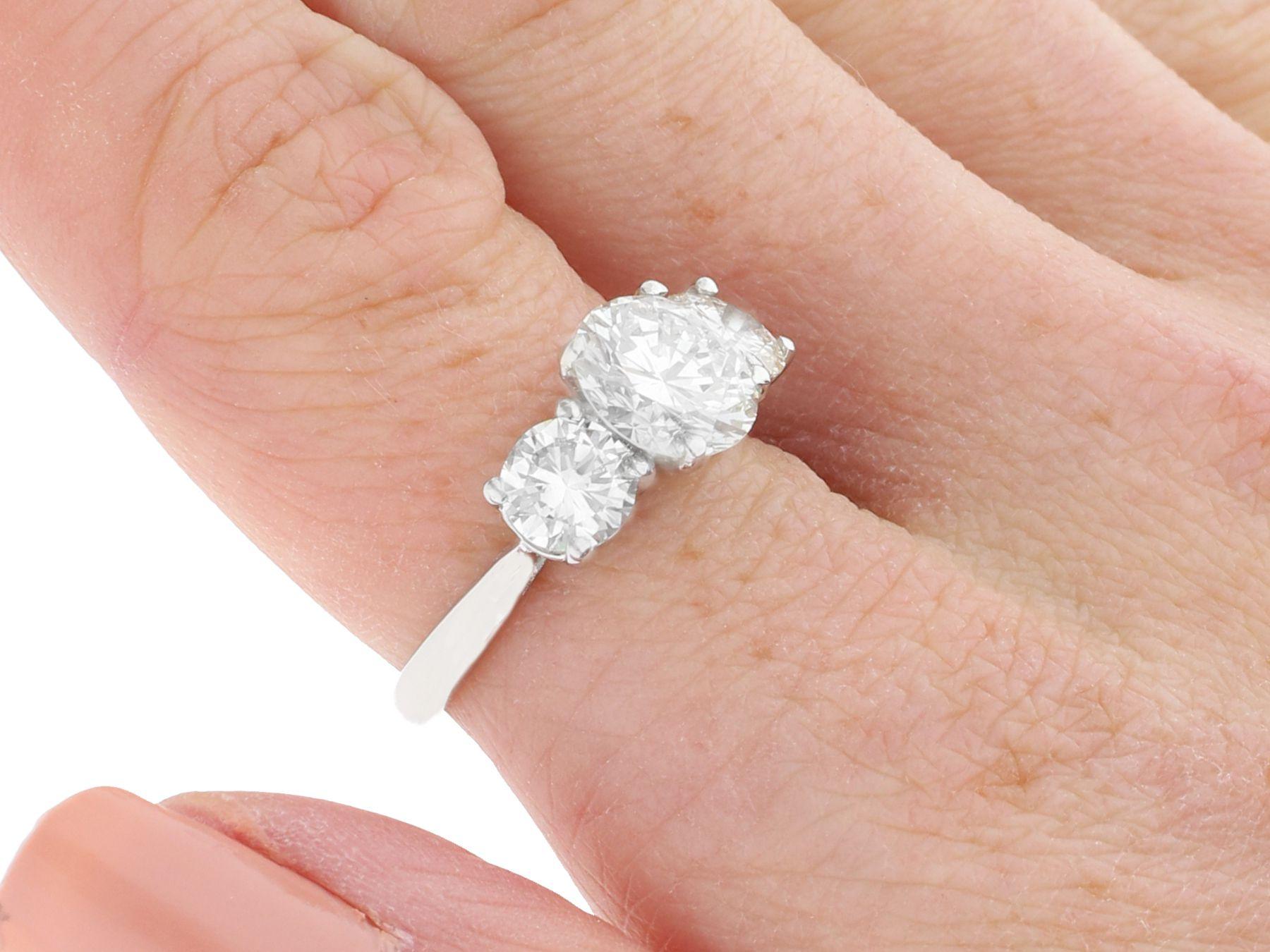 Trilogy-Ring aus Platin mit 3,39 Karat Diamant und Platin im Angebot 2
