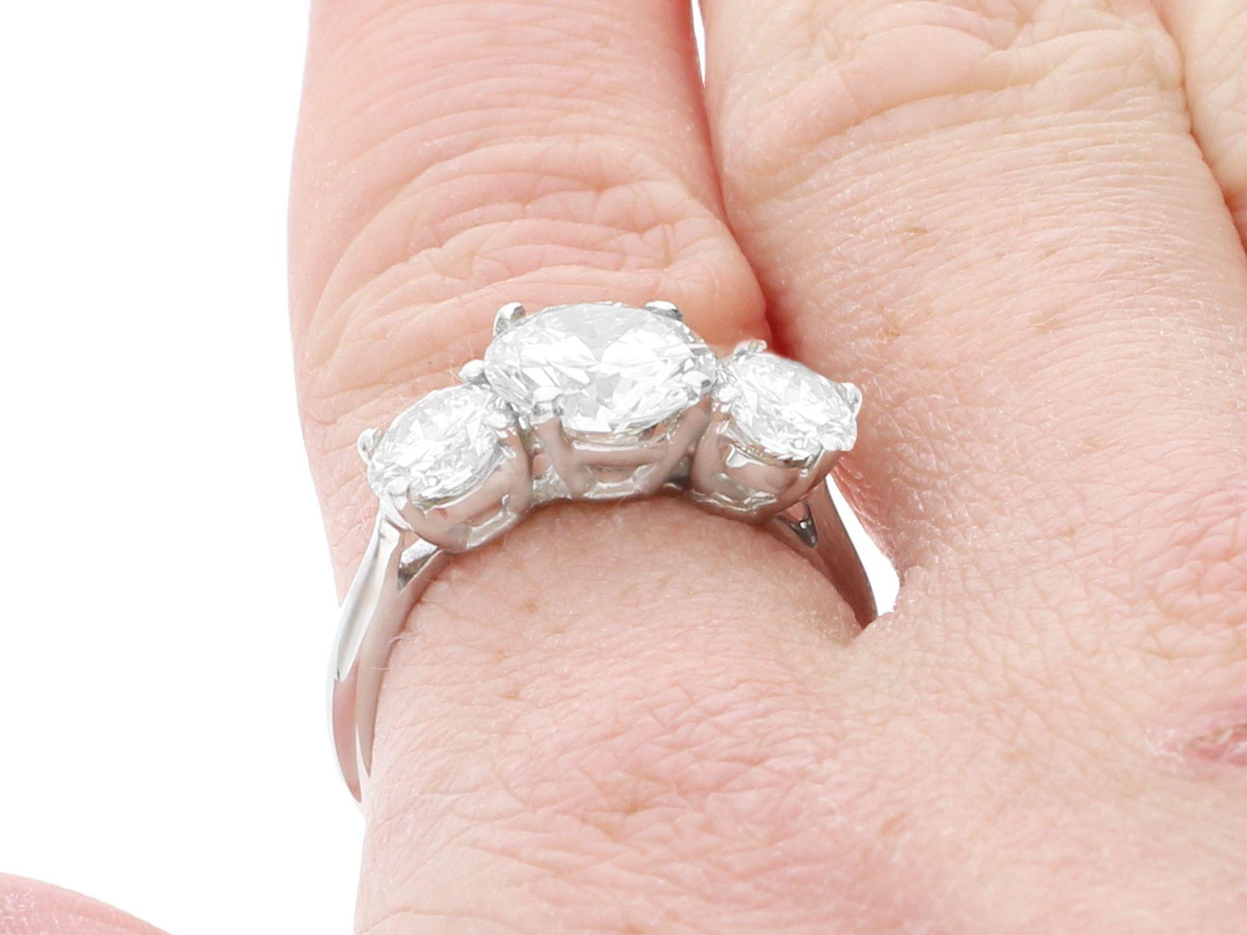 Trilogy-Ring aus Platin mit 3,39 Karat Diamant und Platin im Angebot 3