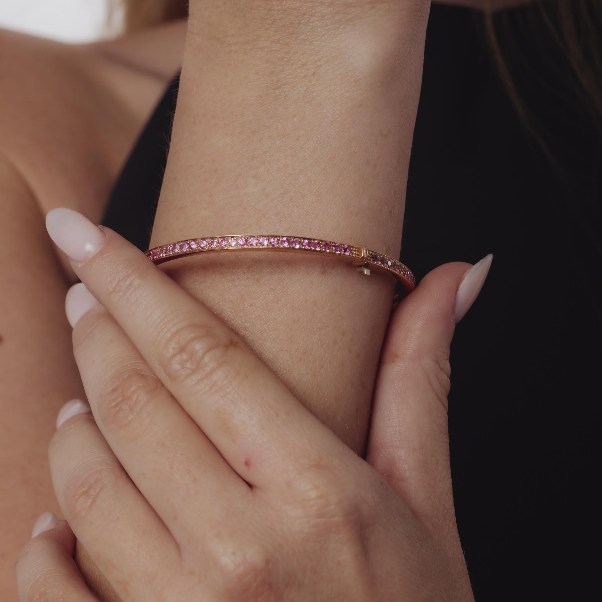 Round Cut Vintage 3.40 carat pink sapphire 18k rose gold bangle For Sale