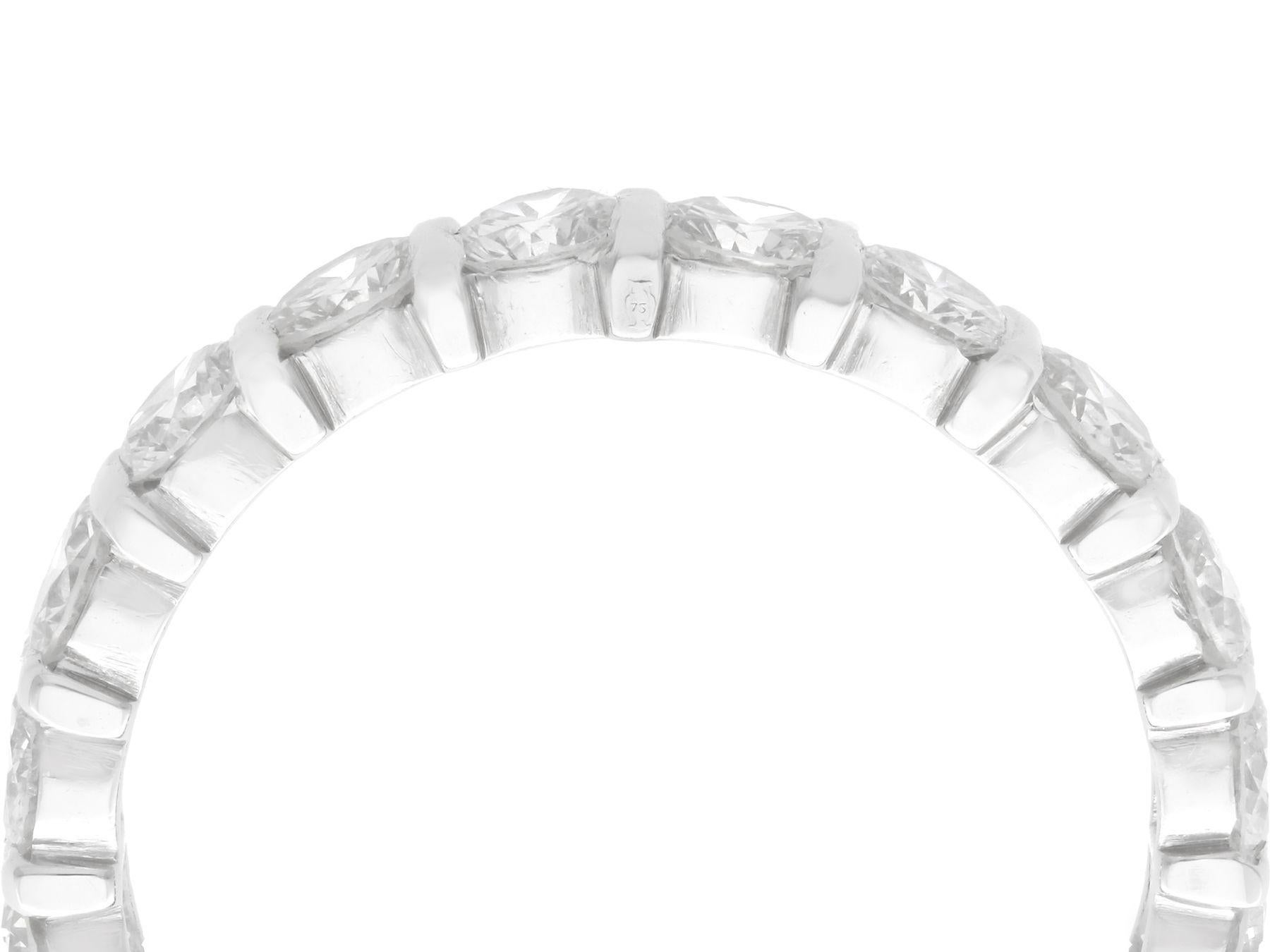 Uno splendido, raffinato e impressionante anello a eternità completa con diamante da 3,42 carati e oro bianco da 18 carati; fa parte delle nostre diverse collezioni di gioielli con diamanti e di gioielli di proprietà.

Questo splendido anello