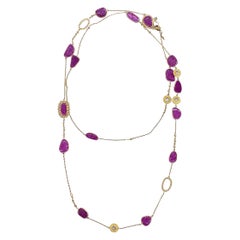 Collier vintage en rubis sculpté et diamants de 34,30 carats
