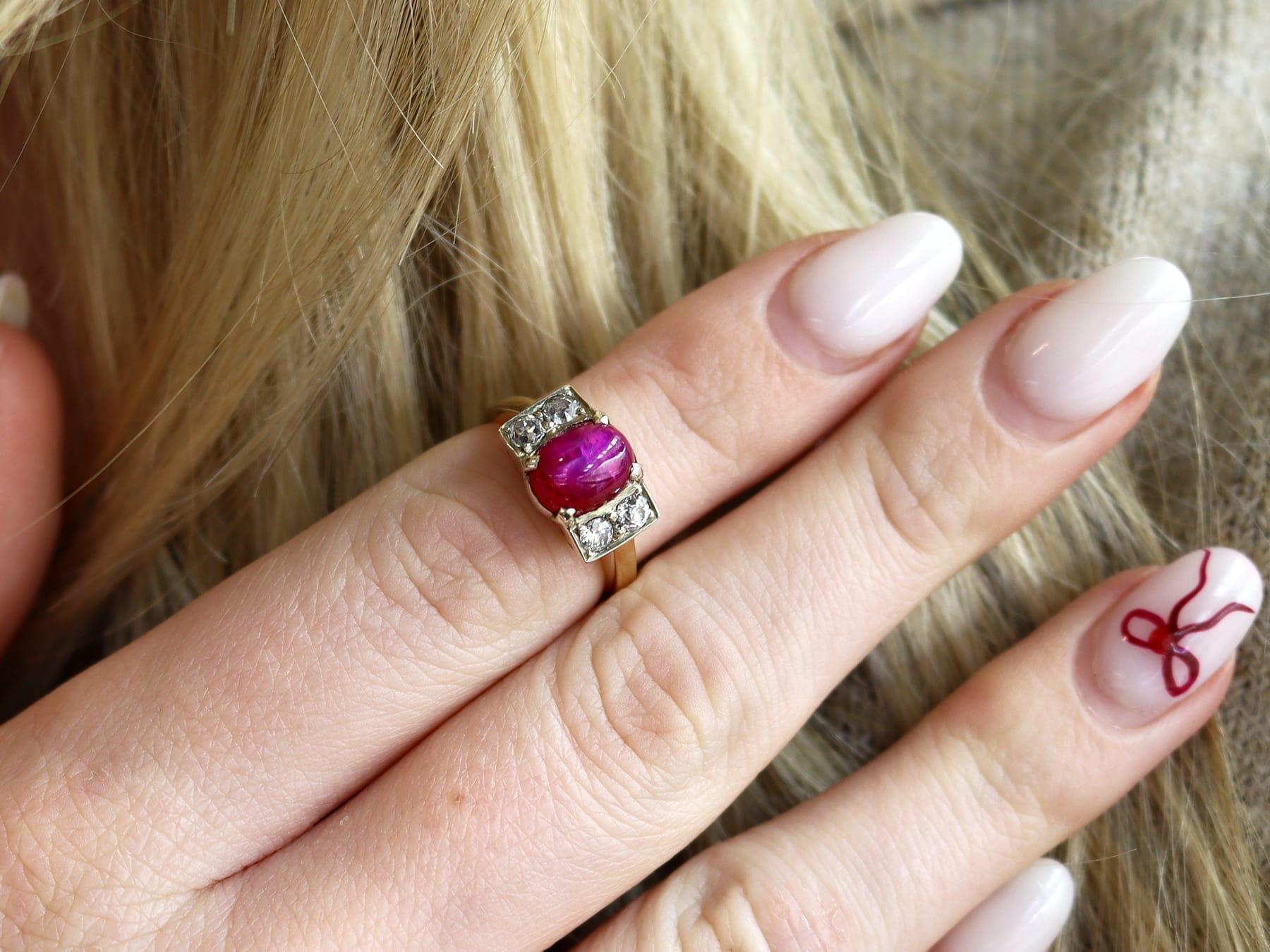 Vintage-Ring aus 15 Karat Gelbgold mit 3,45 Karat Rubin und 0,30 Karat Diamant, um 1940 (Cabochon) im Angebot