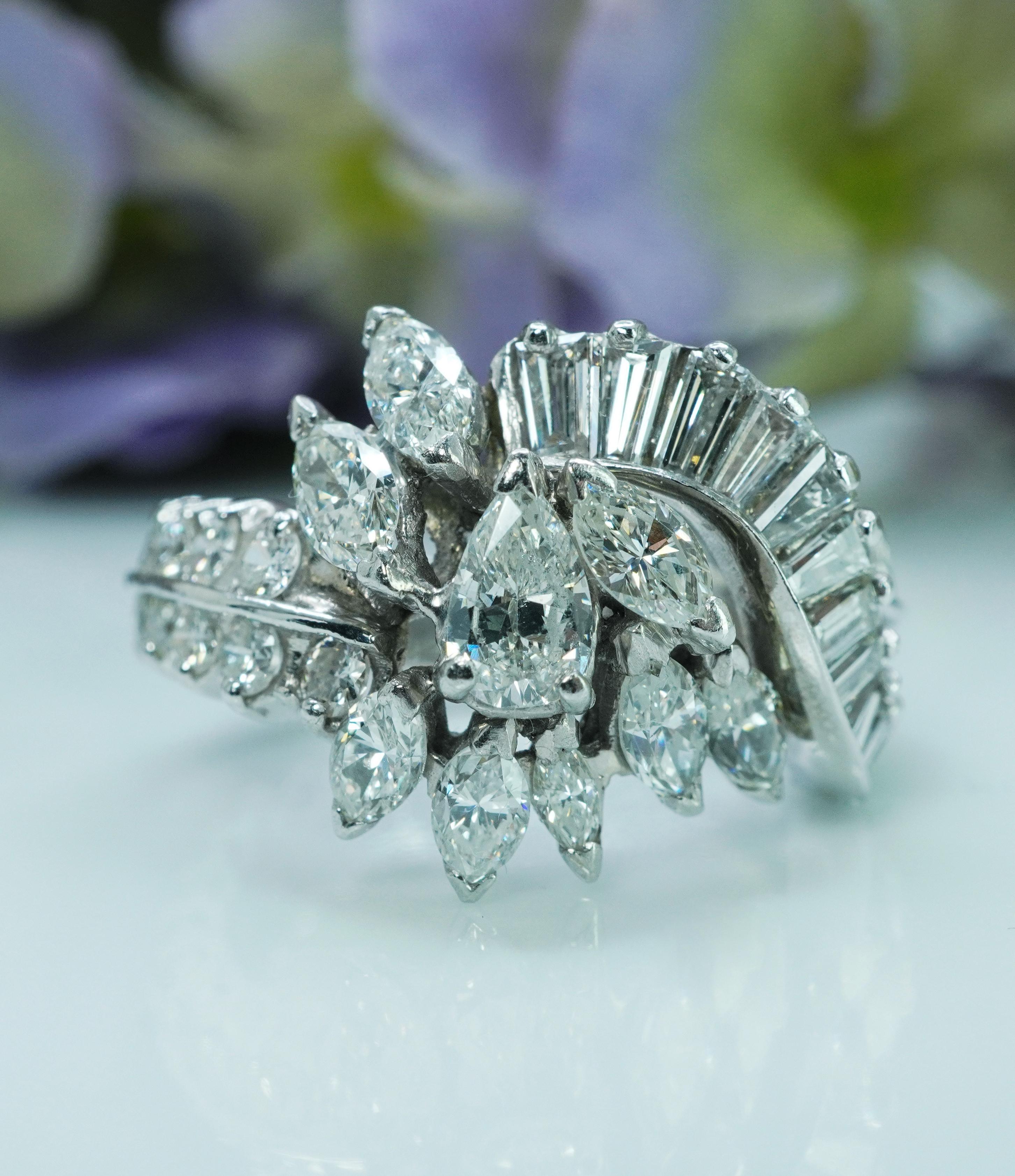  Vintage 3.45ct Pear Marquise Round Diamond Platinum Ring Heavy Estate Midcentury 

Dies ist ein wunderschöner Vintage-Ring aus Platin und mehreren Diamanten. Es ist eine Birne geschliffenen Diamanten in der Mitte, Messung 6mm x 3,7 mm,