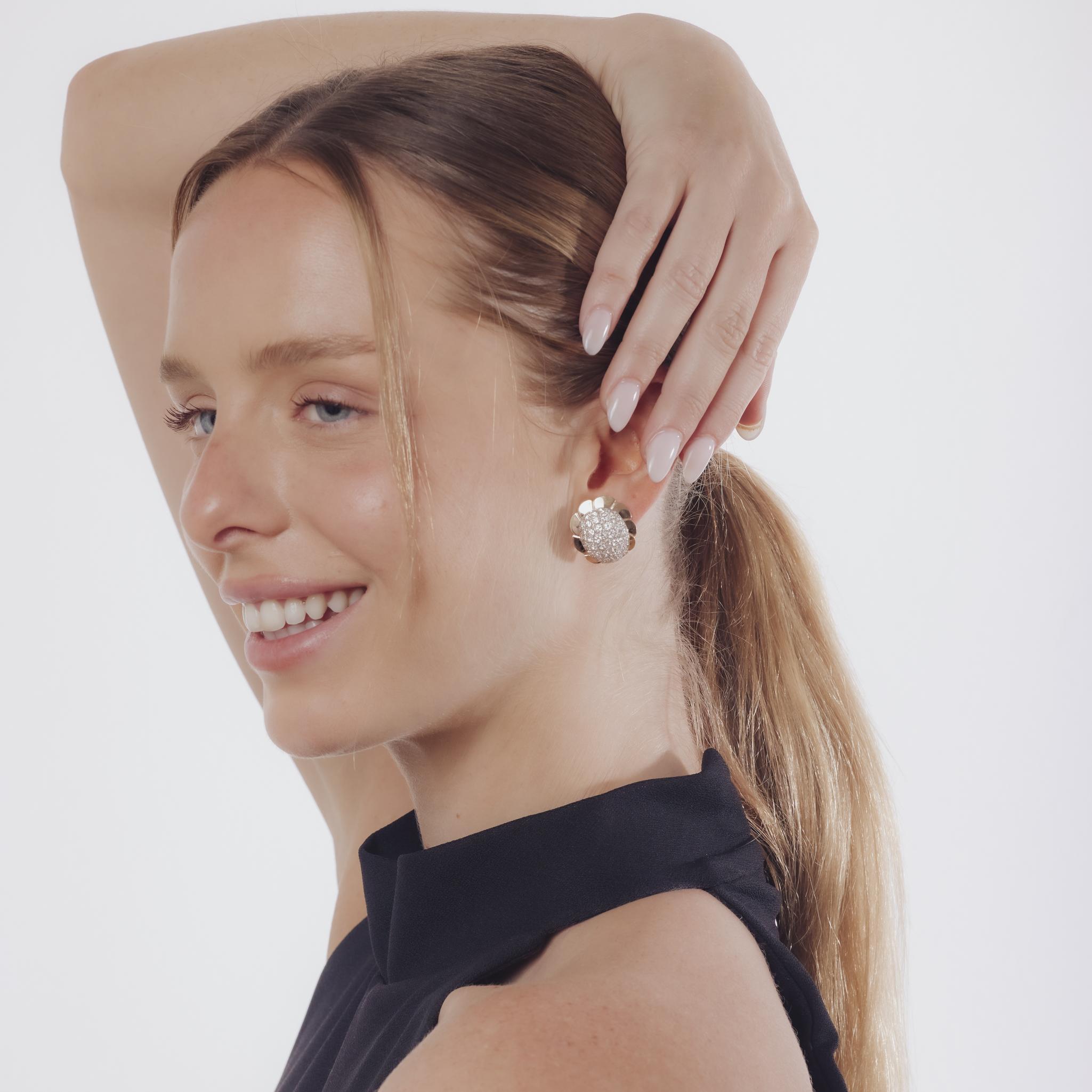 Diese Vintage-Ohrringe aus den 1980er Jahren sind aus 14-karätigem Gelbgold gefertigt und schimmern mit 86 runden Diamanten im Brillantschliff von insgesamt etwa 3,50 Karat. Die Diamanten, die in der Farbe E-F und in der Reinheit VS eingestuft sind,