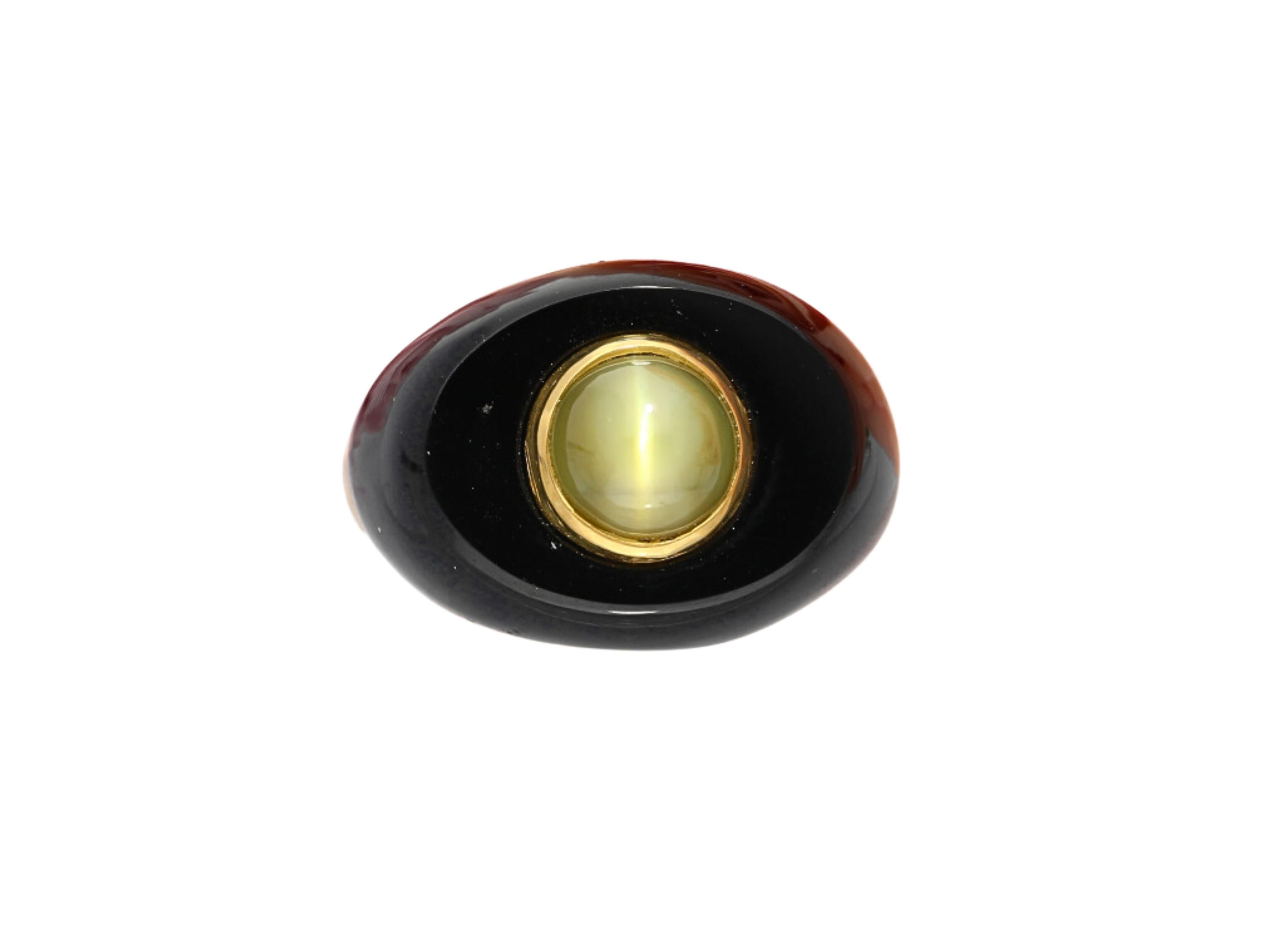 3.50 Carat Green Chrysoberyl Cat’s Eye and Black Onyx Unisex Bezel Ring in 18K Yellow Gold. The cat's eye center stone stands alone with black onyx as a contrast to its eye-like aesthetic. A stunning unisex ring with a smooth polished