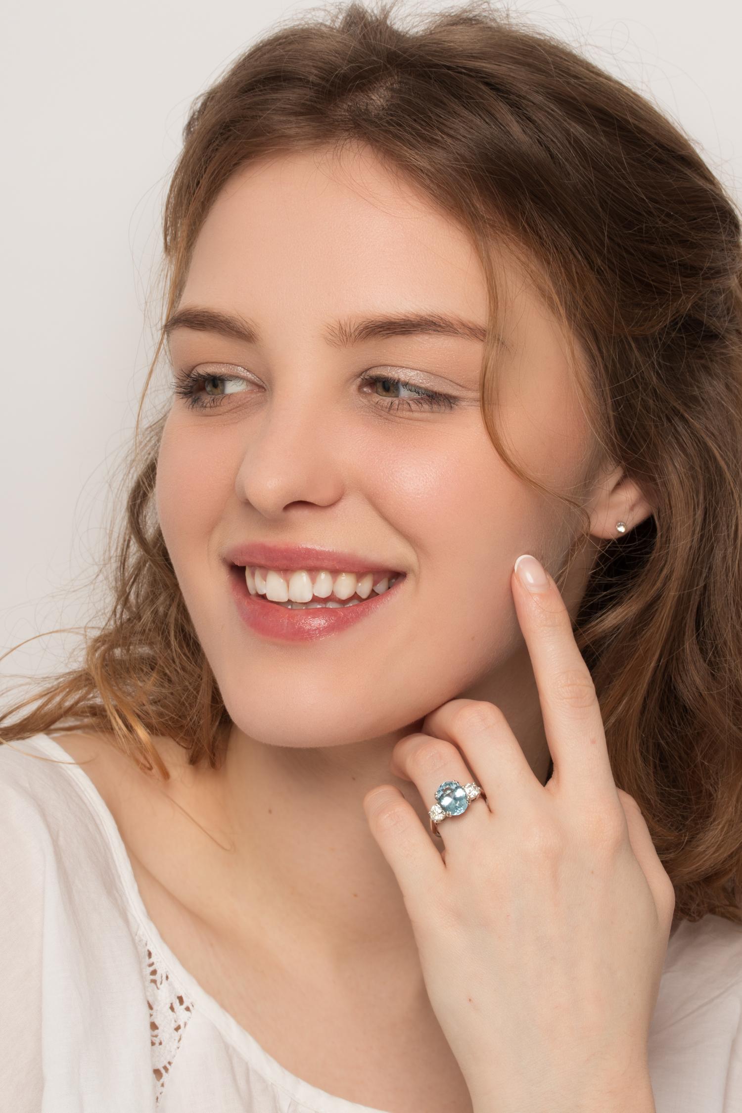 Women's or Men's Vintage 3.50ct Aquamarine and Diamond Three Stone Ring, c.1970s For Sale