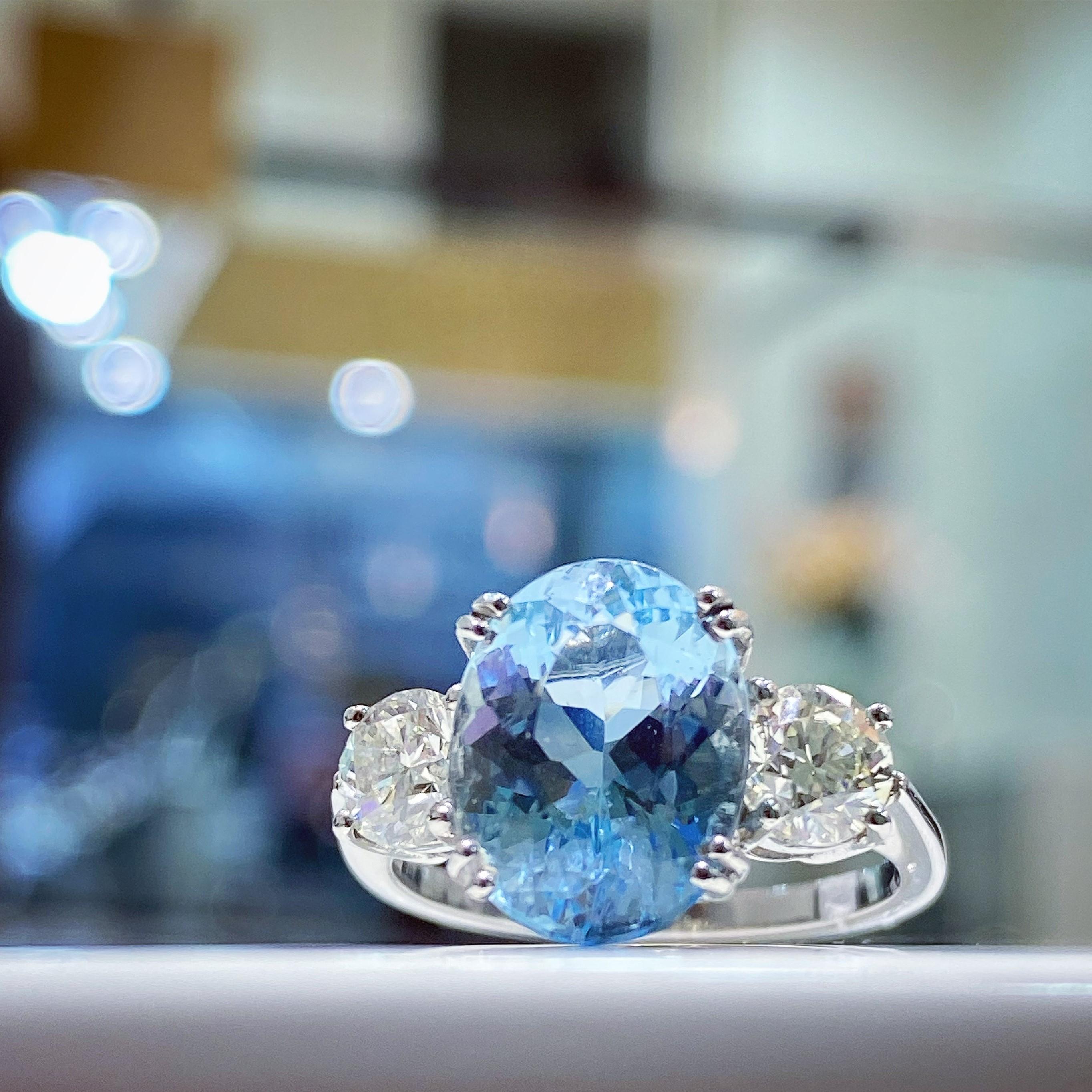 Vintage 3.50ct Aquamarine and Diamond Three Stone Ring, c.1970s For Sale 2