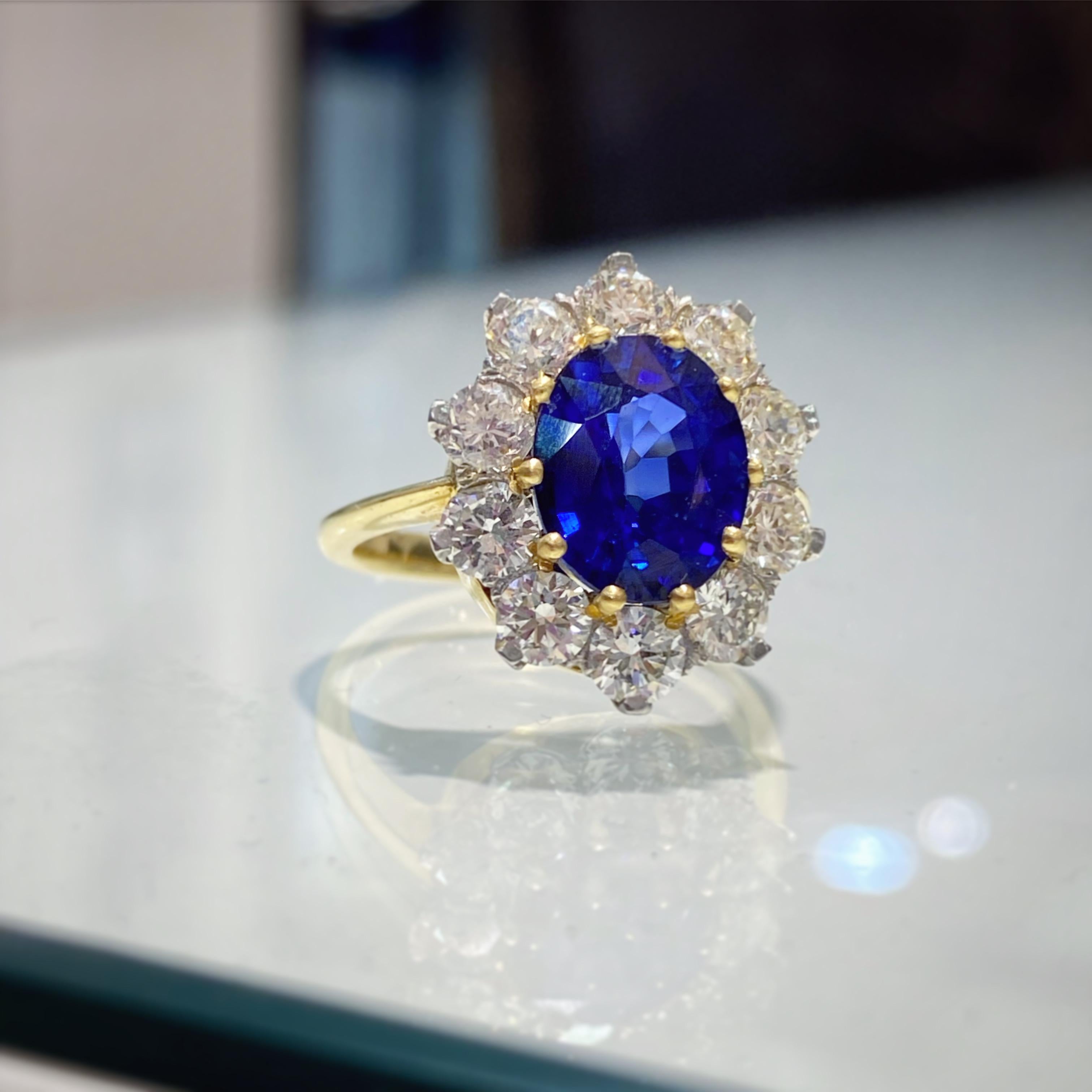 Vintage 3.50ct Sapphire and Diamond Cluster Ring, C.1970s For Sale 2