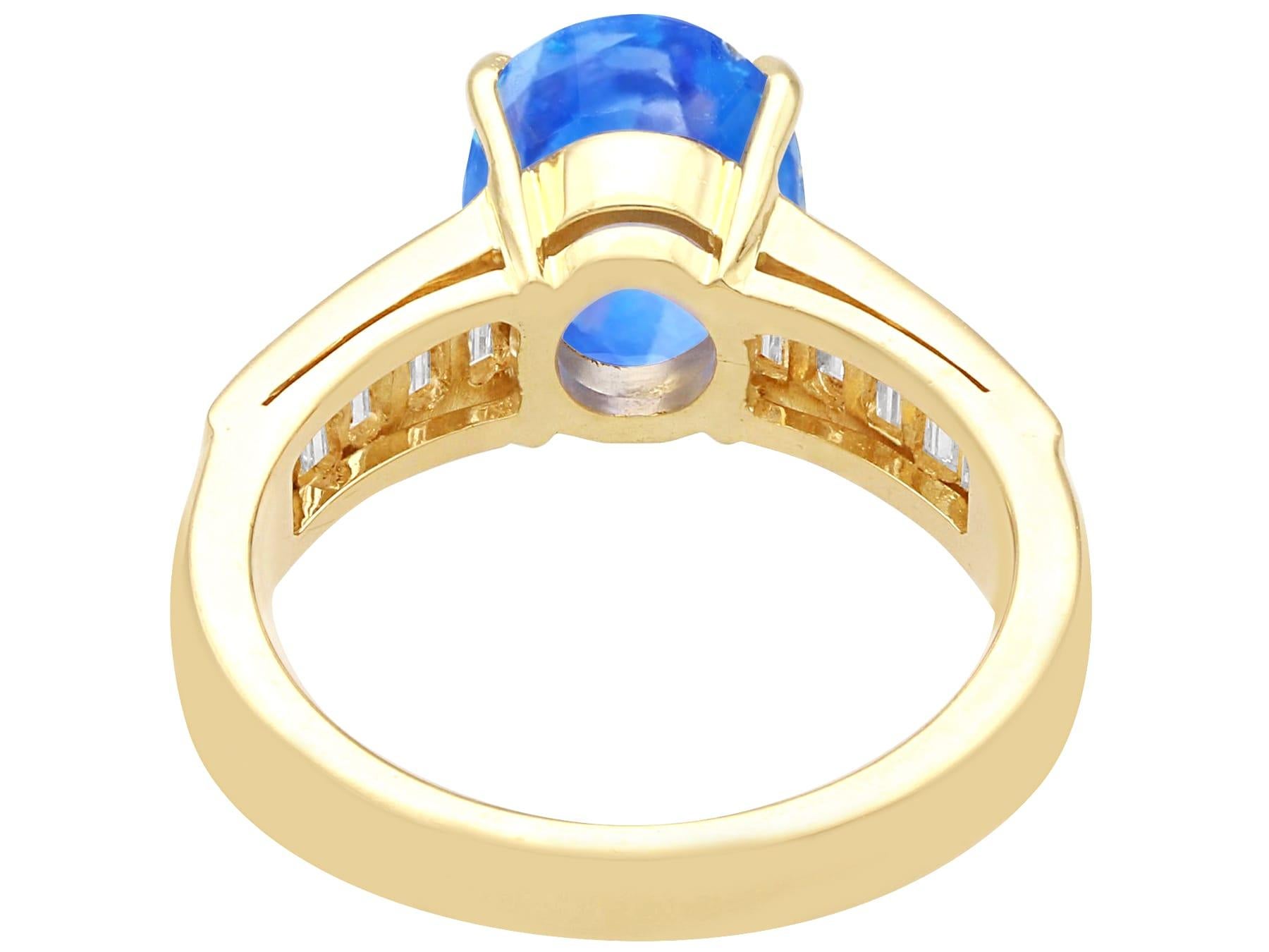 Vintage 3.52ct Ceylon Sapphire and 0.60ct Diamond, 18ct Yellow Gold Dress Ring In Excellent Condition For Sale In Jesmond, Newcastle Upon Tyne