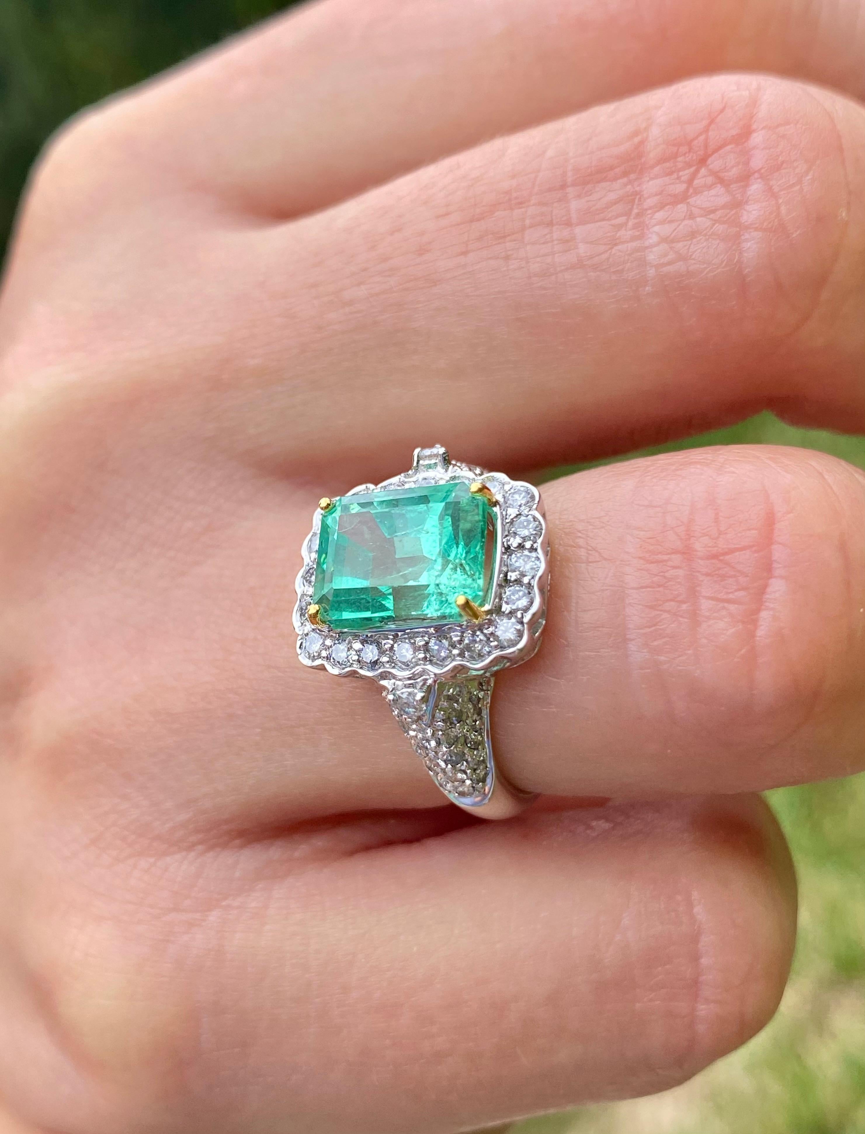 3.58 Carat Emerald-Cut Colombian Emerald, Diamond and 18 Karat White Gold Ring 3