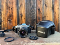 Vintage 35 mm Spiegelreflex-Filmkamera, Nikon FG mit Tokina SD-Leuchte