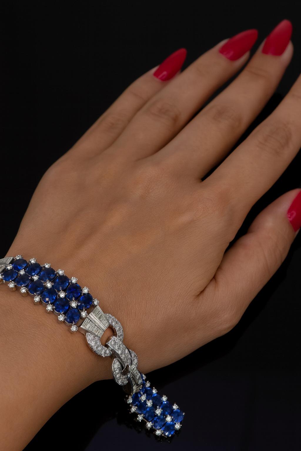 Estate Diamante de 8,02 quilates y Zafiro de 27,80 quilates Pulsera ancha de oro blanco de 18 quilates

Un llamativo brazalete de herencia que exhibe aproximadamente 27,80 quilates de zafiros azul real intensos acentuados por unos 8,02 quilates de