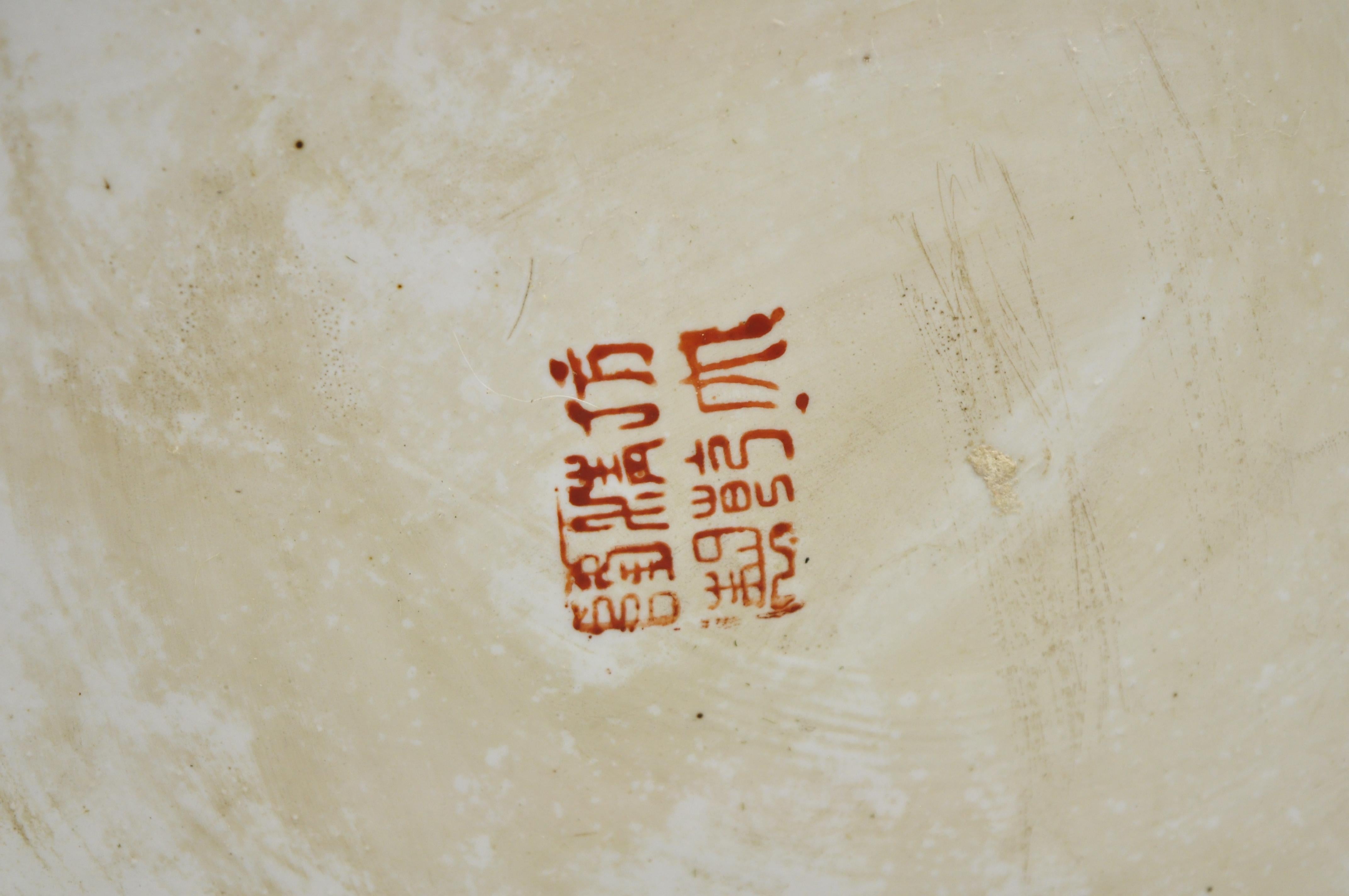 Vaso da tempio con coperchio in porcellana Famille Rose cinese d'epoca su base in vendita 3