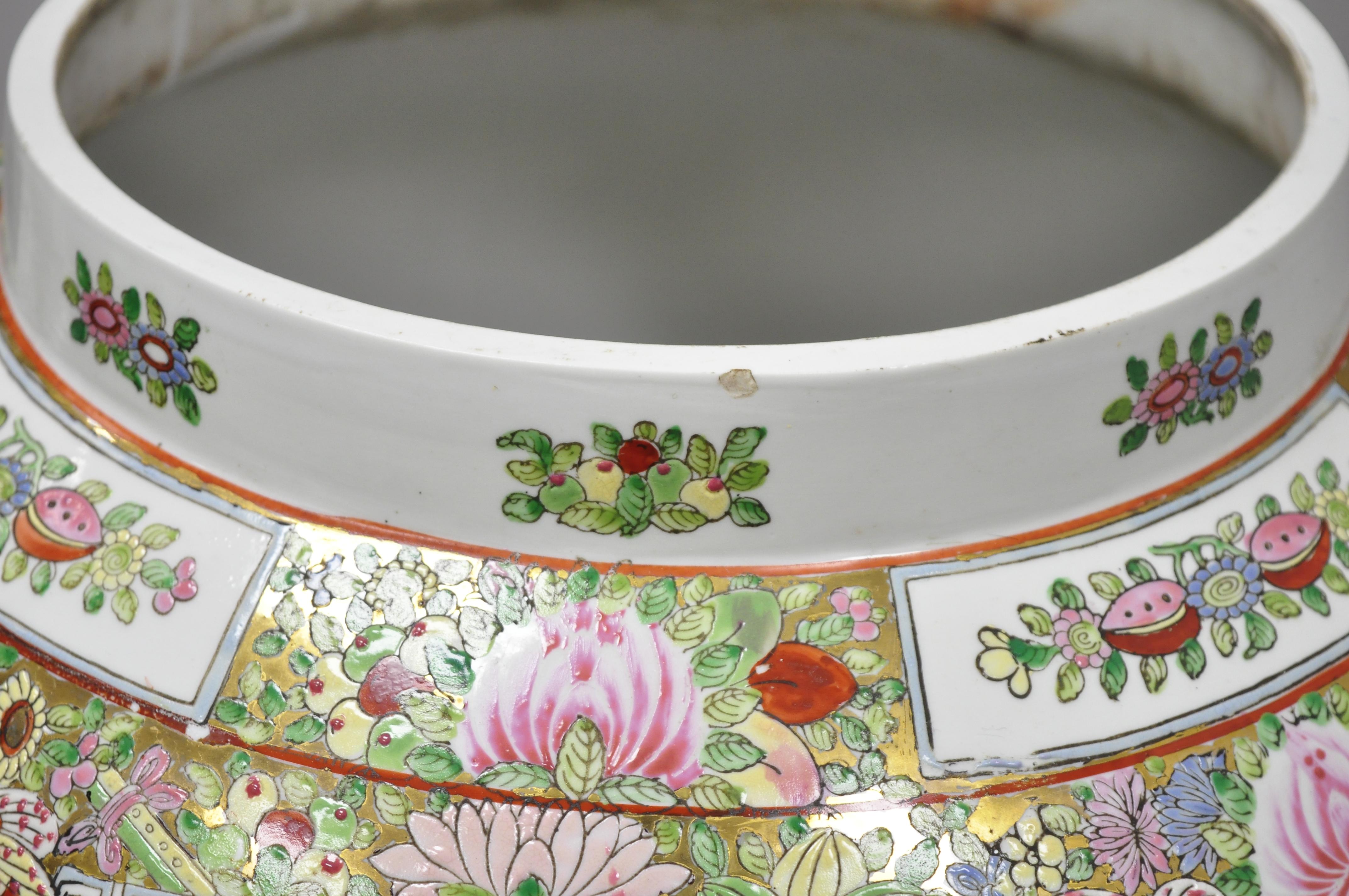 Vintage Chinese Famille Rose Porzellan Urne mit Deckel Tempel Krug Vase auf Basis im Zustand „Gut“ im Angebot in Philadelphia, PA