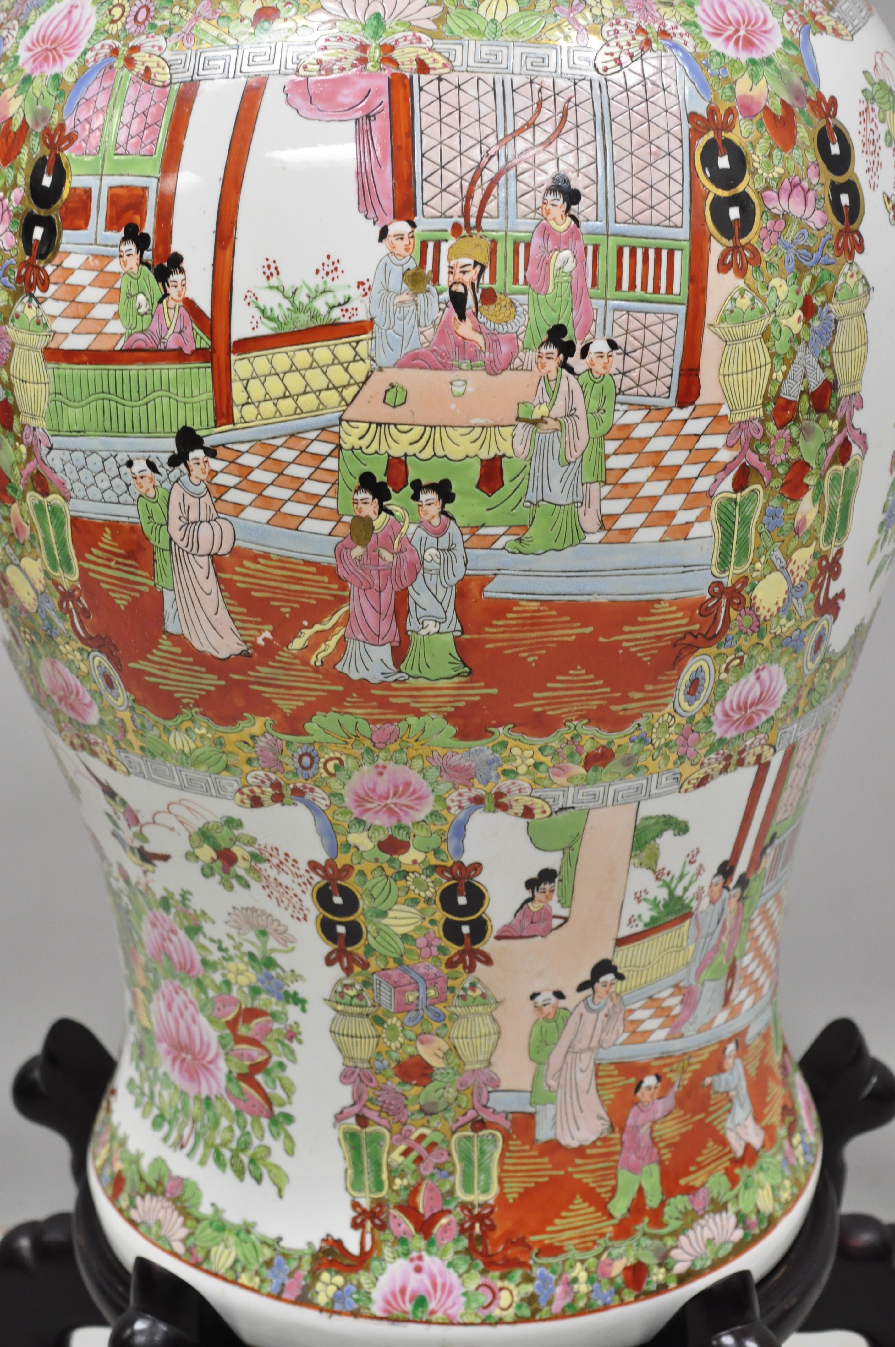 XX secolo Vaso da tempio con coperchio in porcellana Famille Rose cinese d'epoca su base in vendita