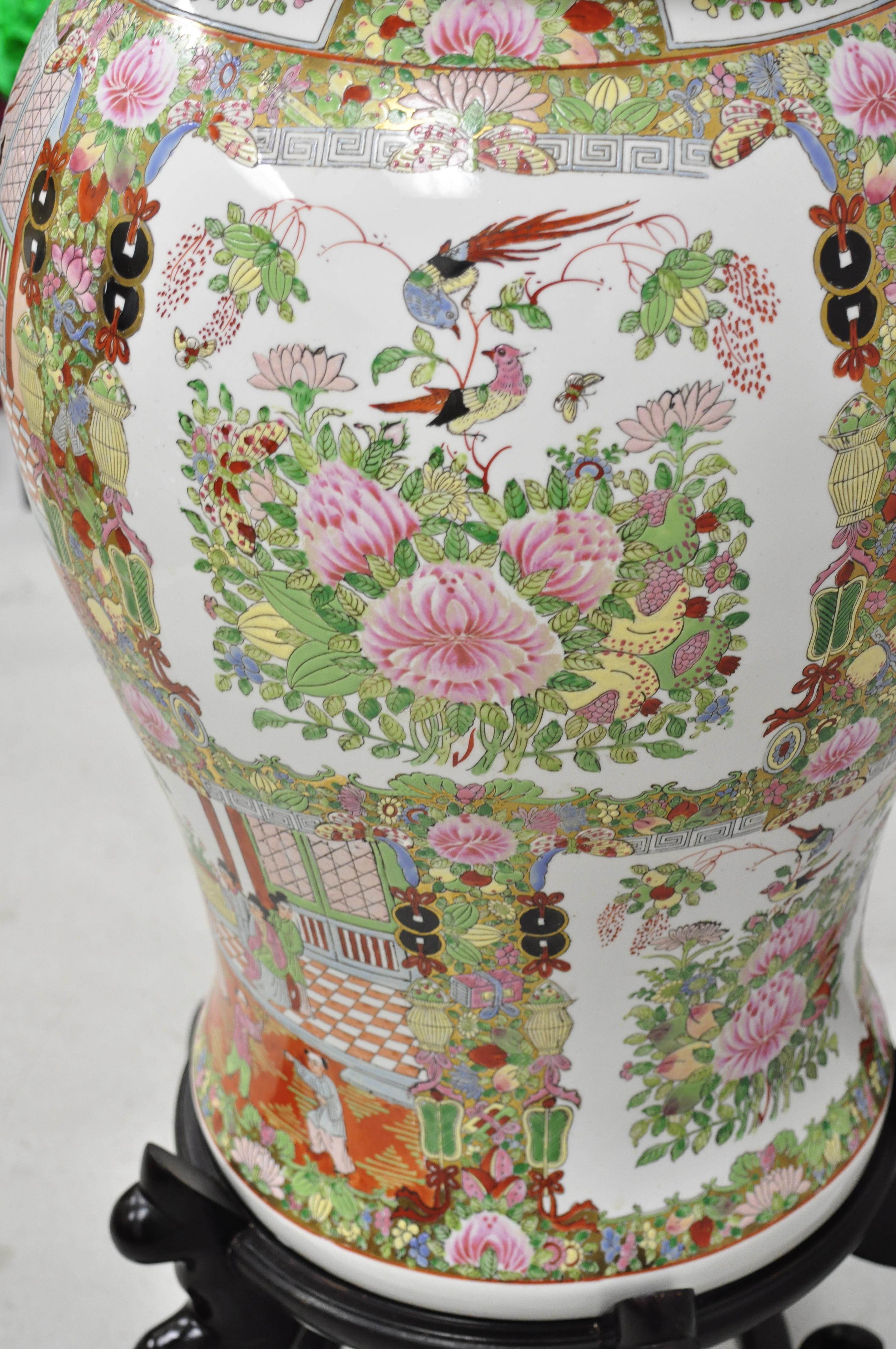 Vintage Chinese Famille Rose Porcelain Urn Lidded Temple Jar Vase on Base en vente 1