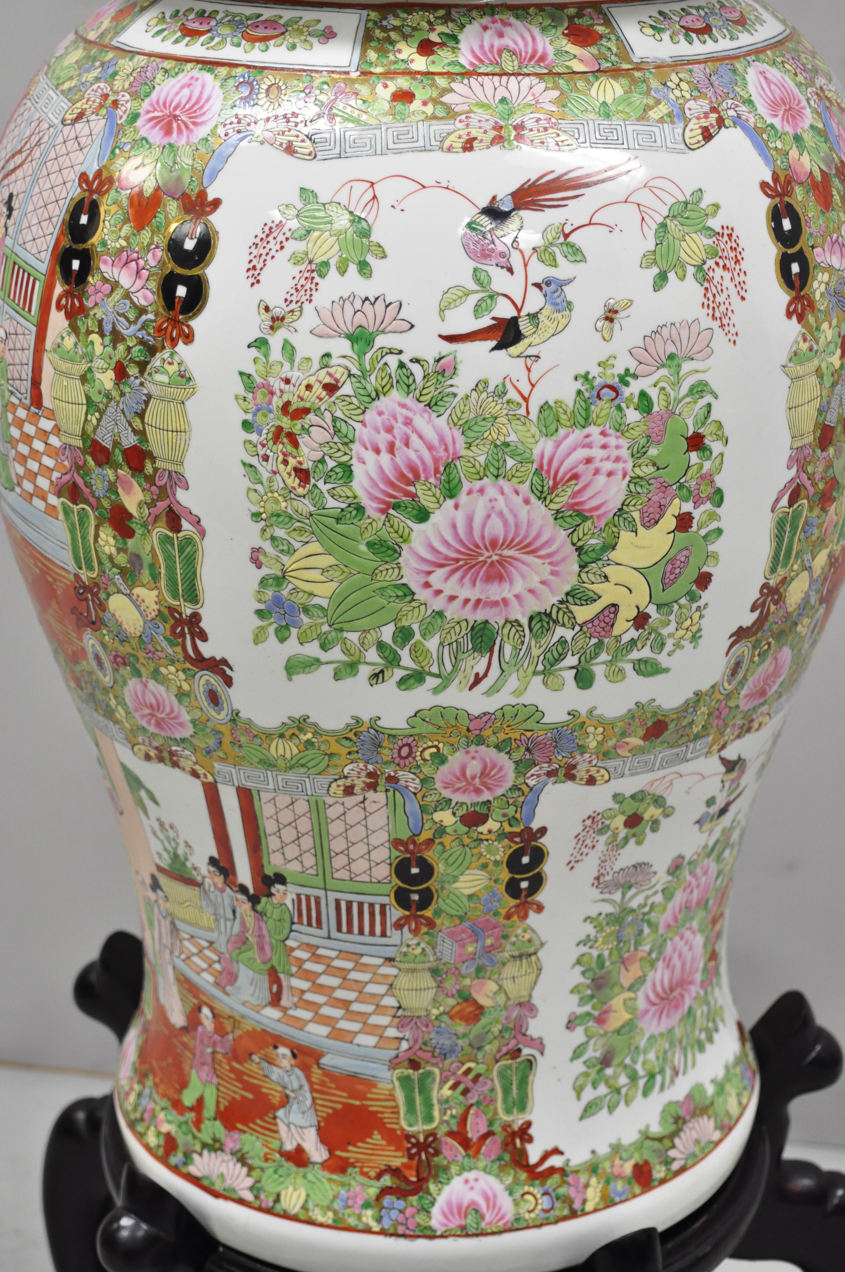 Vintage Chinese Famille Rose Porcelain Urn Lidded Temple Jar Vase on Base en vente 2