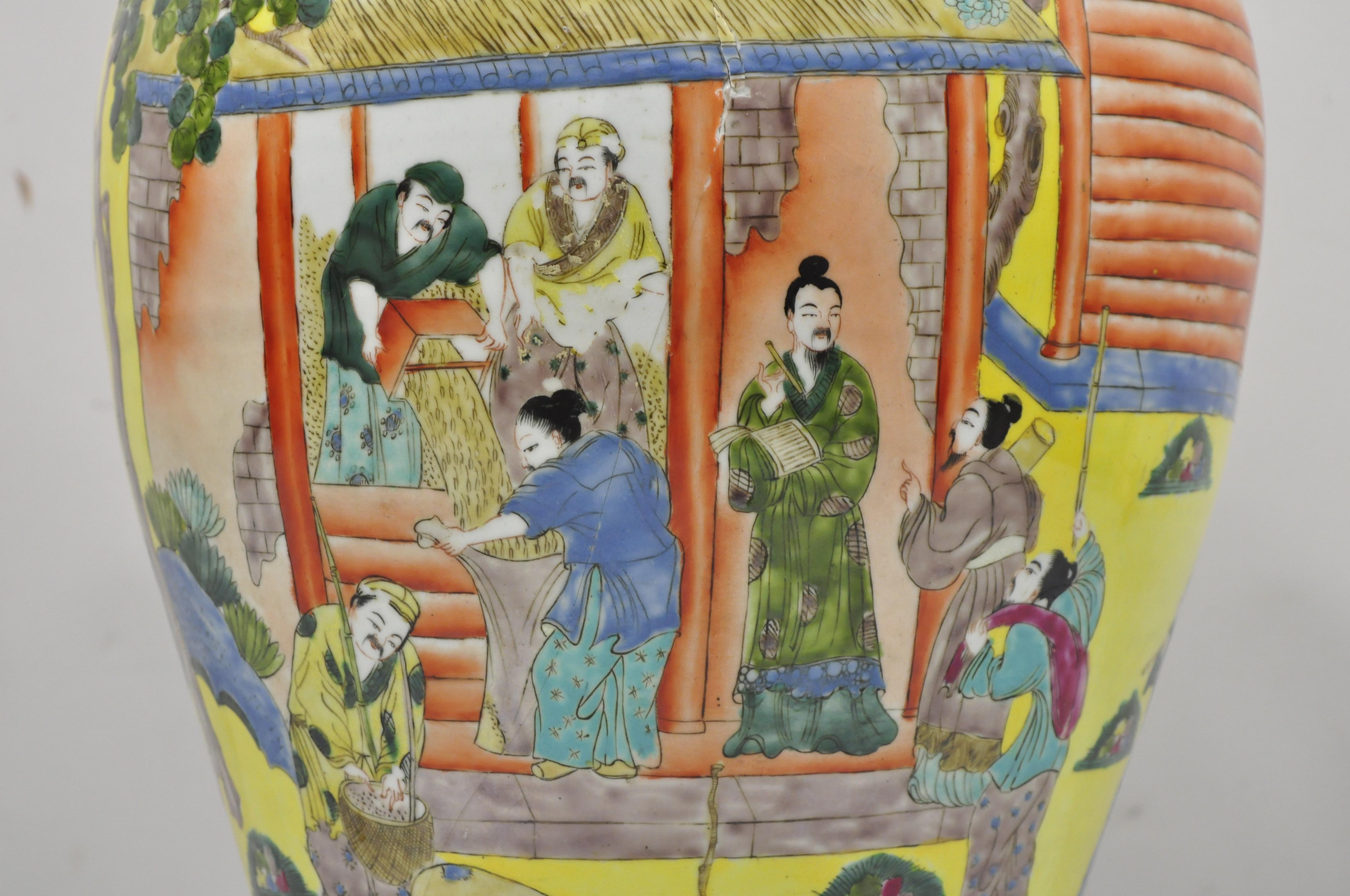 Chinesische Famille Rose Gelbe Porzellan-Urnenvase/ Tempelgefäß-Gefäß, Famille (20. Jahrhundert) im Angebot
