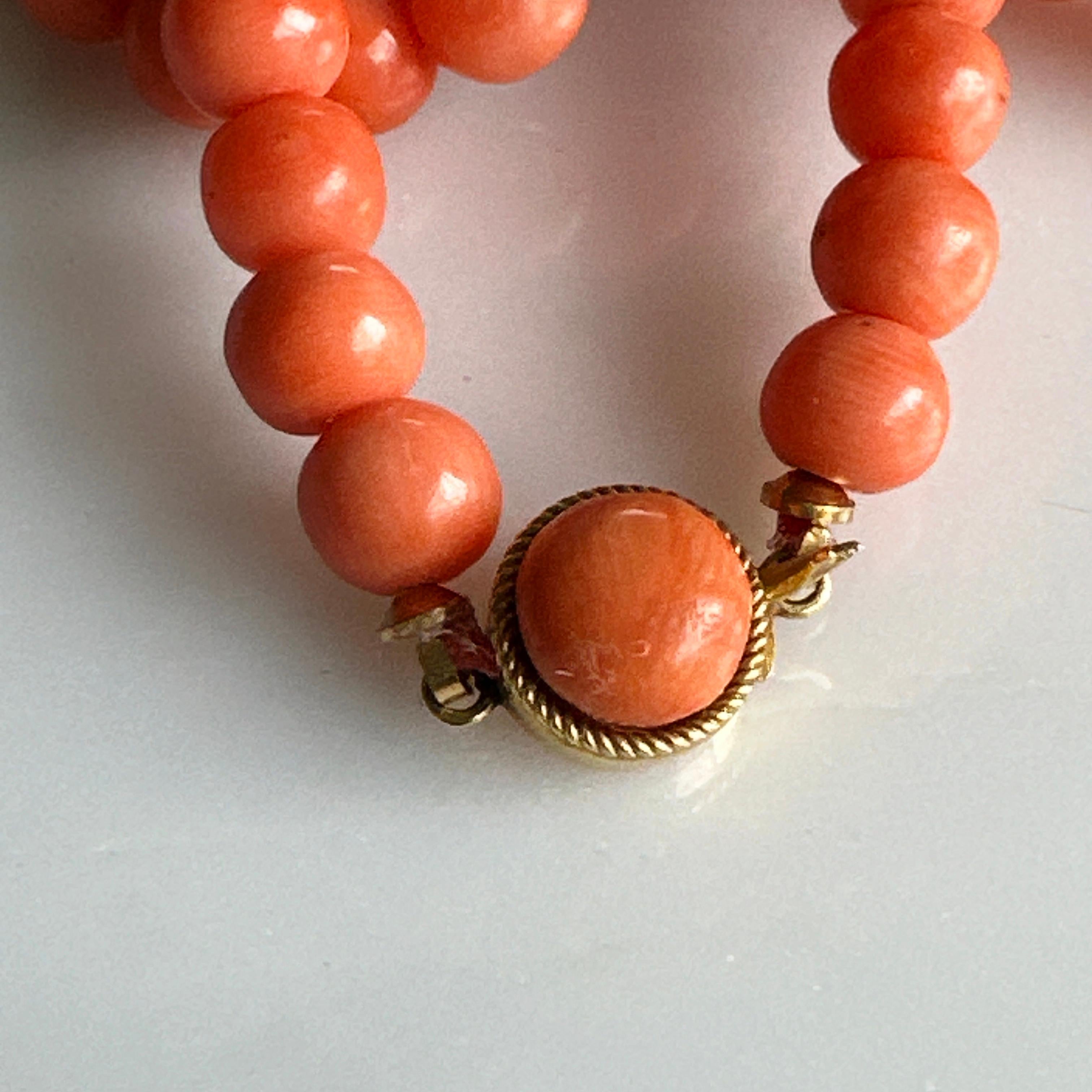 Vintage 36” Red Angel Skin Coral Bead Necklace In Good Condition In Scotts Valley, CA