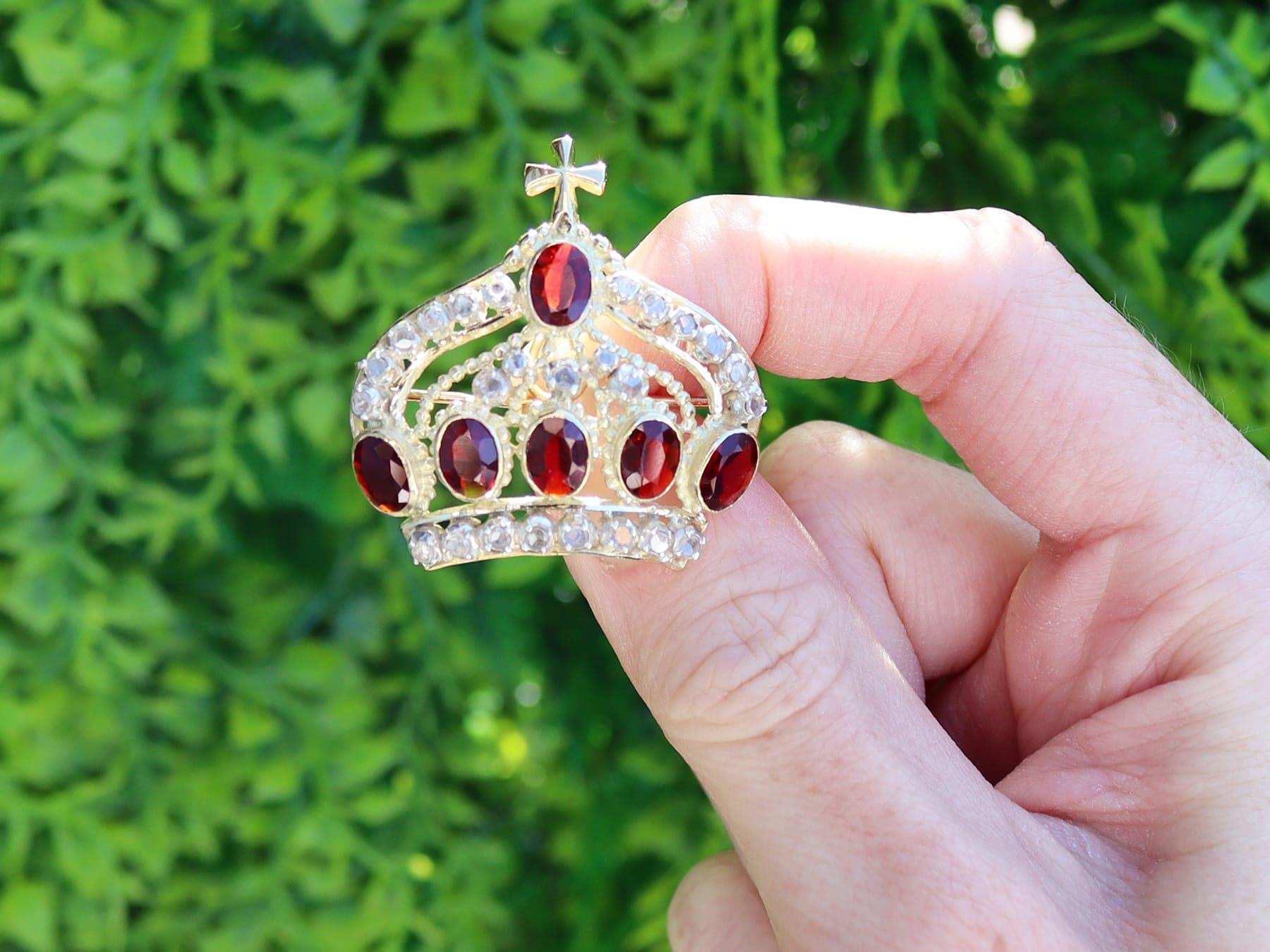 A fine and impressive vintage 3.60 carat garnet, 0.78 carat diamond and 15 karat yellow gold and silver set crown brooch/pendant; part of our vintage brooches collection

This stunning, fine and impressive garnet brooch/pendant has been crafted in