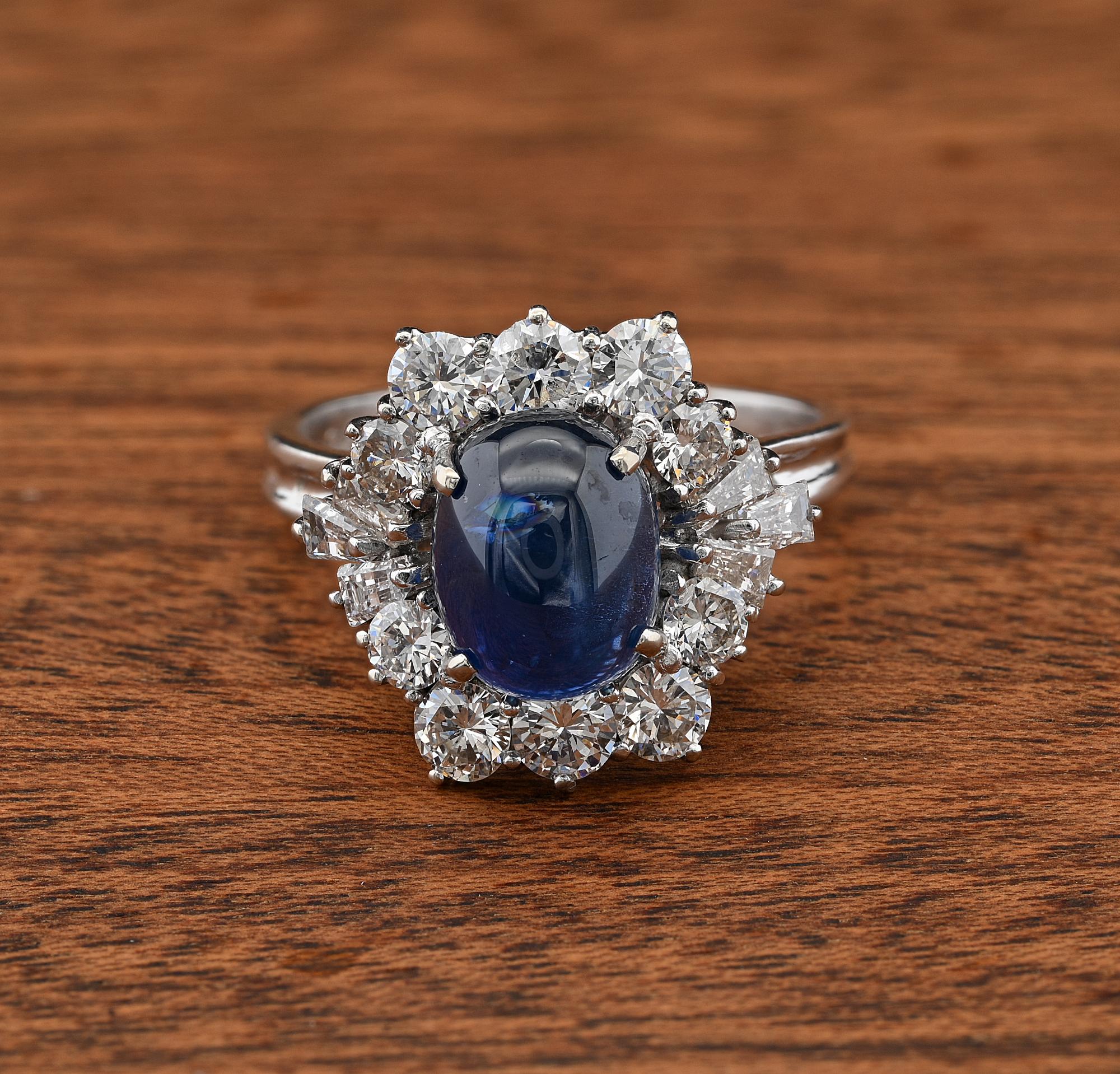 Este excepcional anillo de cóctel vintage es un ejemplo de clase de los años 60>
Finamente diseñada como un racimo de piedras preciosas finas en una corona elevada que se eleva en una montura de obra de arte alambrada totalmente hecha a mano de oro