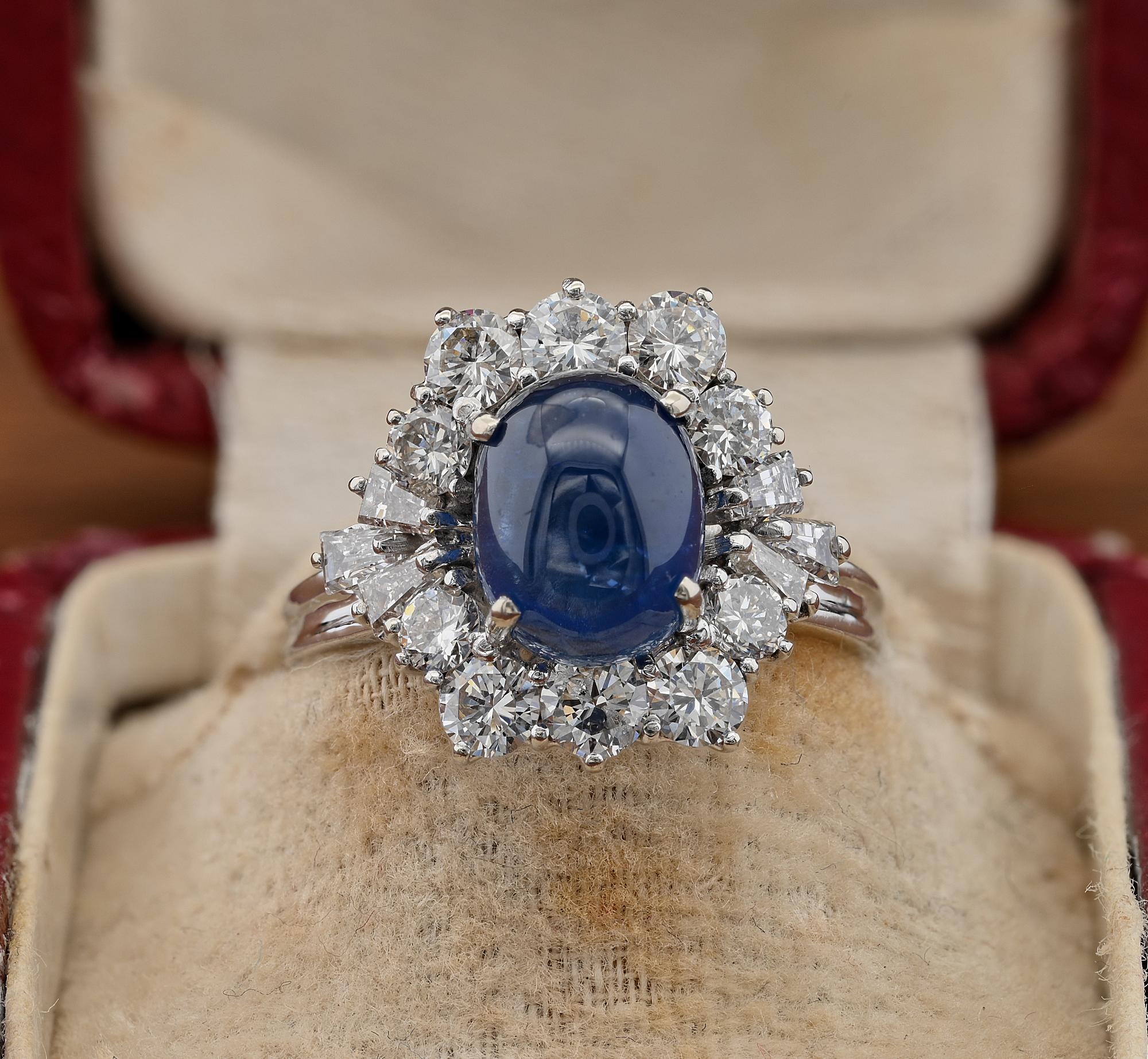 Vintage 3.60 Ct Zafiro Natural 1.90 Ct Diamante 18 KT Anillo de Cóctel Contemporáneo en venta