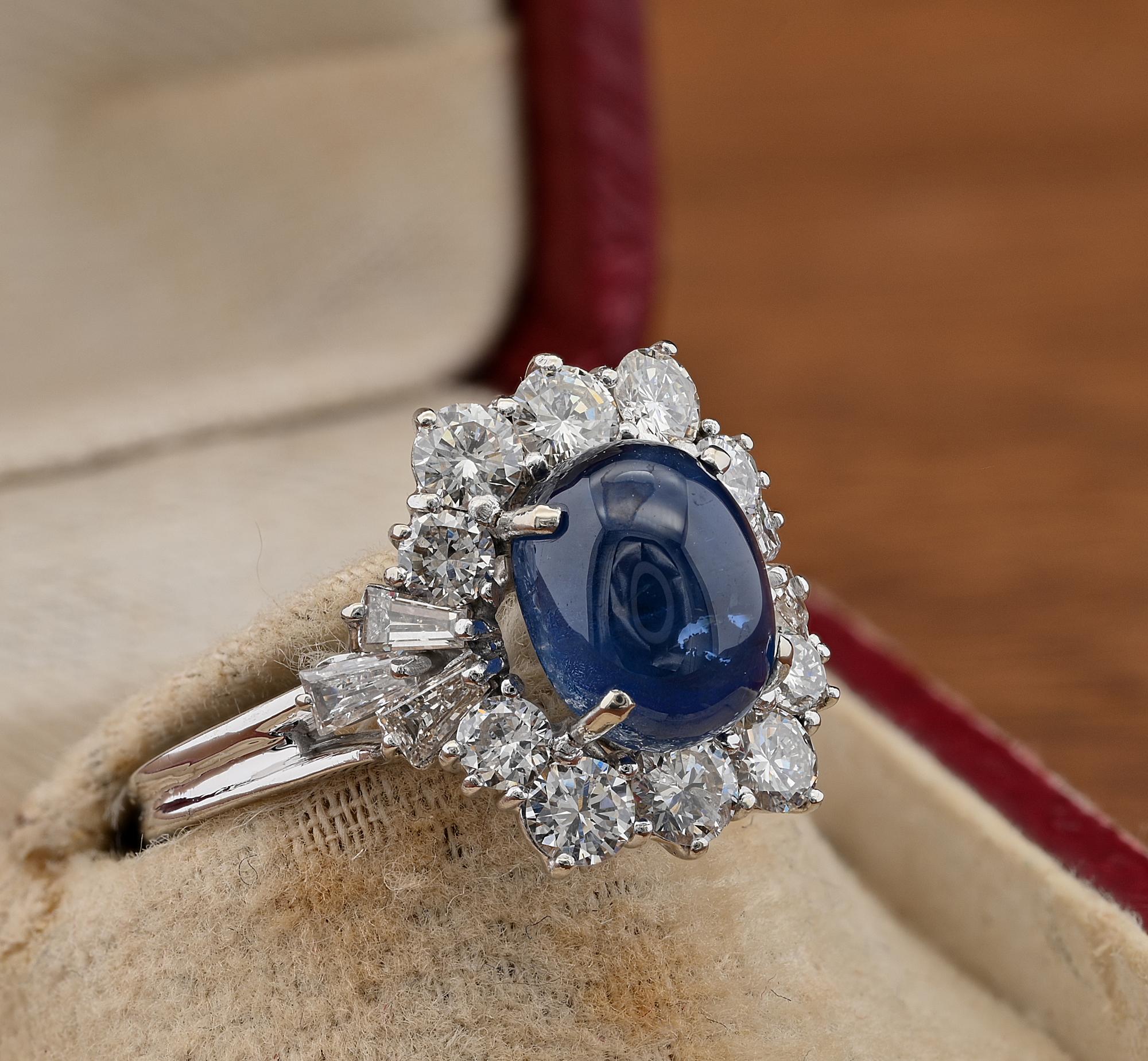 Vintage 3.60 Ct Zafiro Natural 1.90 Ct Diamante 18 KT Anillo de Cóctel en Bueno estado para la venta en Napoli, IT