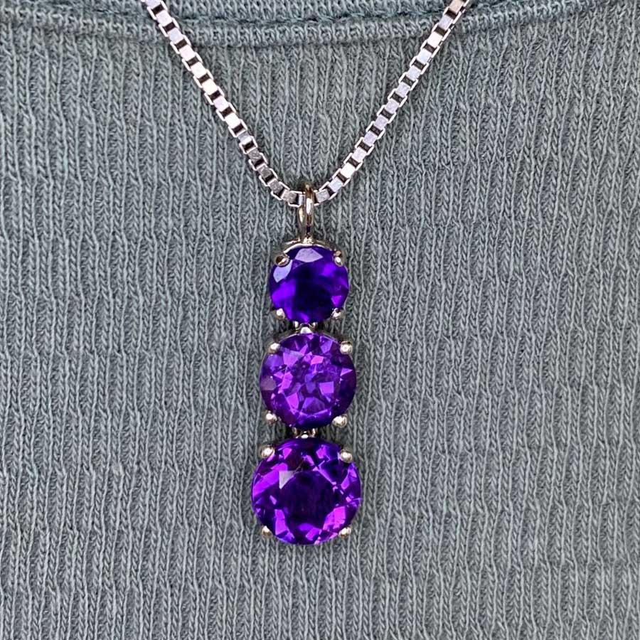 Vintage 3.60ct Round Cut Three Natural Amethyst Pendant Necklace, 18k White Gold In Excellent Condition For Sale In New York, NY