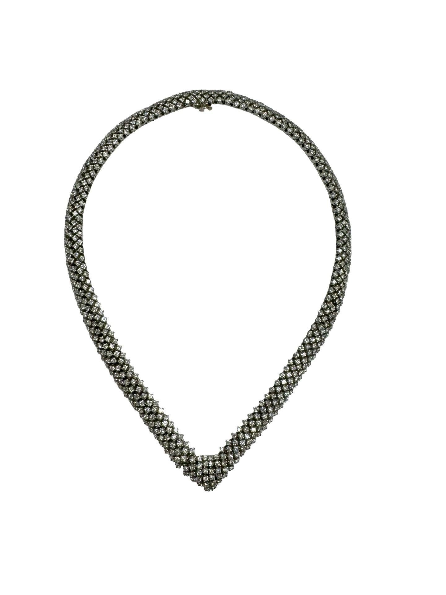 Questo girocollo in platino con più file di diamanti pesa ben 139,9 grammi. L'articolo è impreziosito da 36,62 carati di diamanti naturali tondi e brillanti accuratamente incastonati in cinque file. I diamanti vivaci e infuocati sono stati