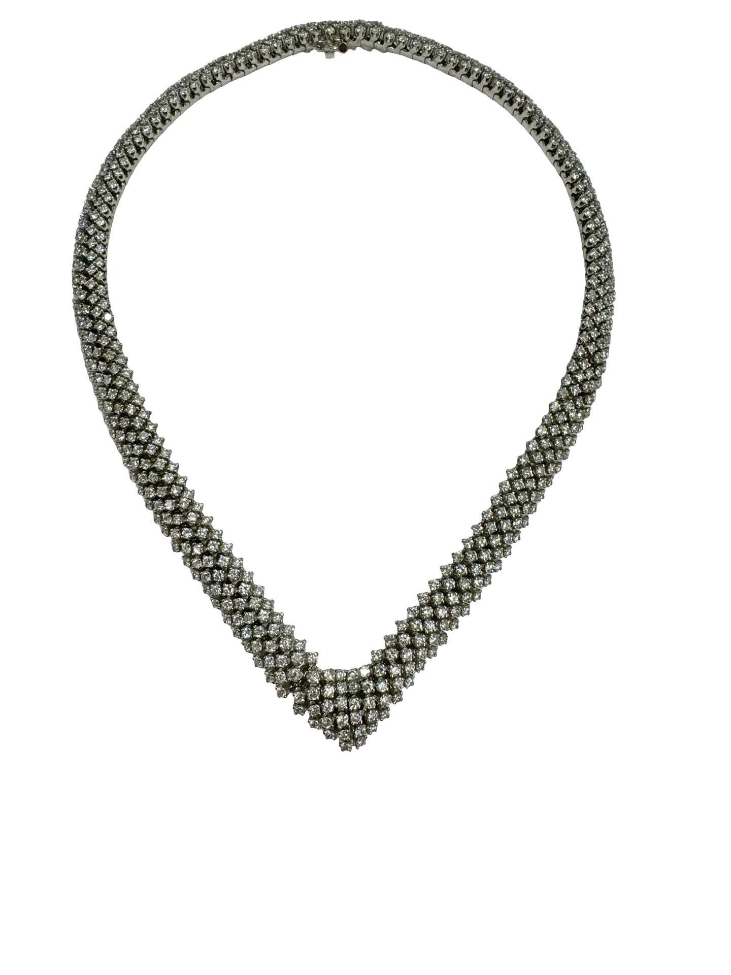 Taglio rotondo Vintage By 36,62 ctw VS Natural Diamond V-Shaped Platinum Choker in vendita
