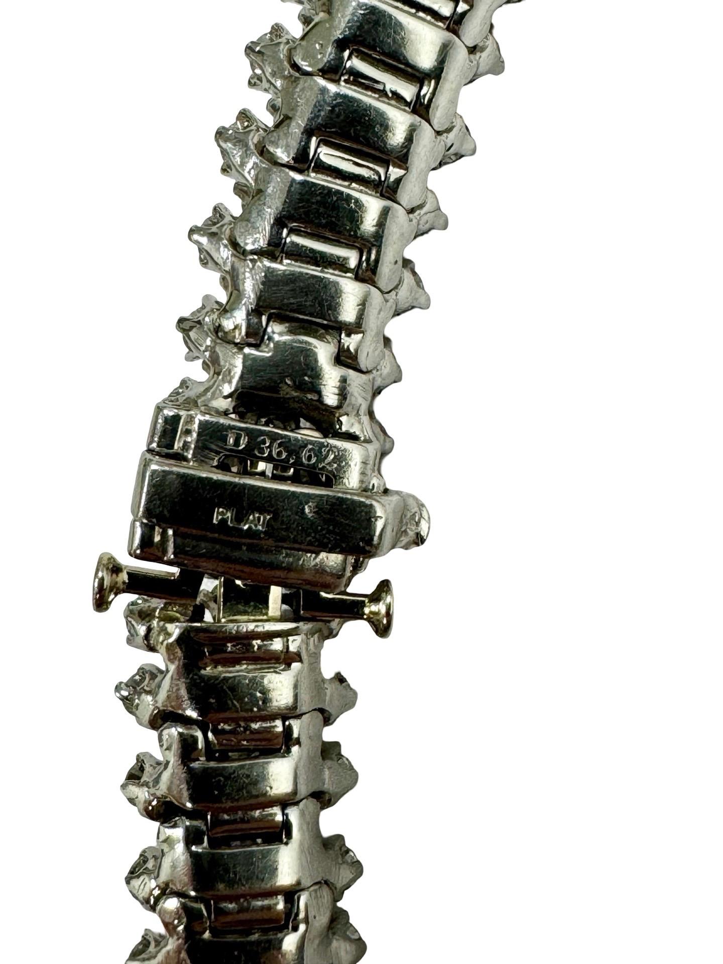 Vintage By 36,62 ctw VS Natural Diamond V-Shaped Platinum Choker in vendita 3