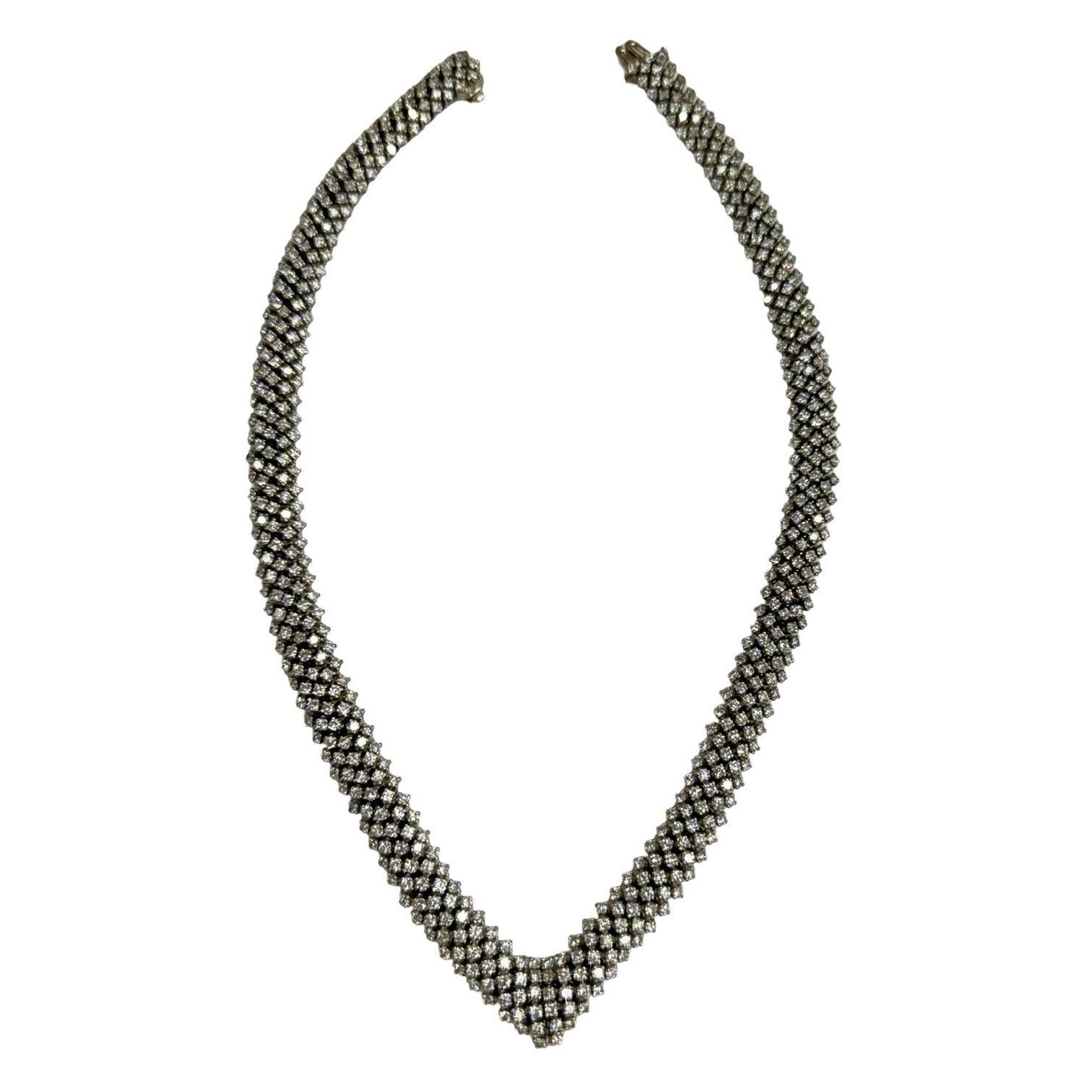 Vintage By 36,62 ctw VS Natural Diamond V-Shaped Platinum Choker in vendita