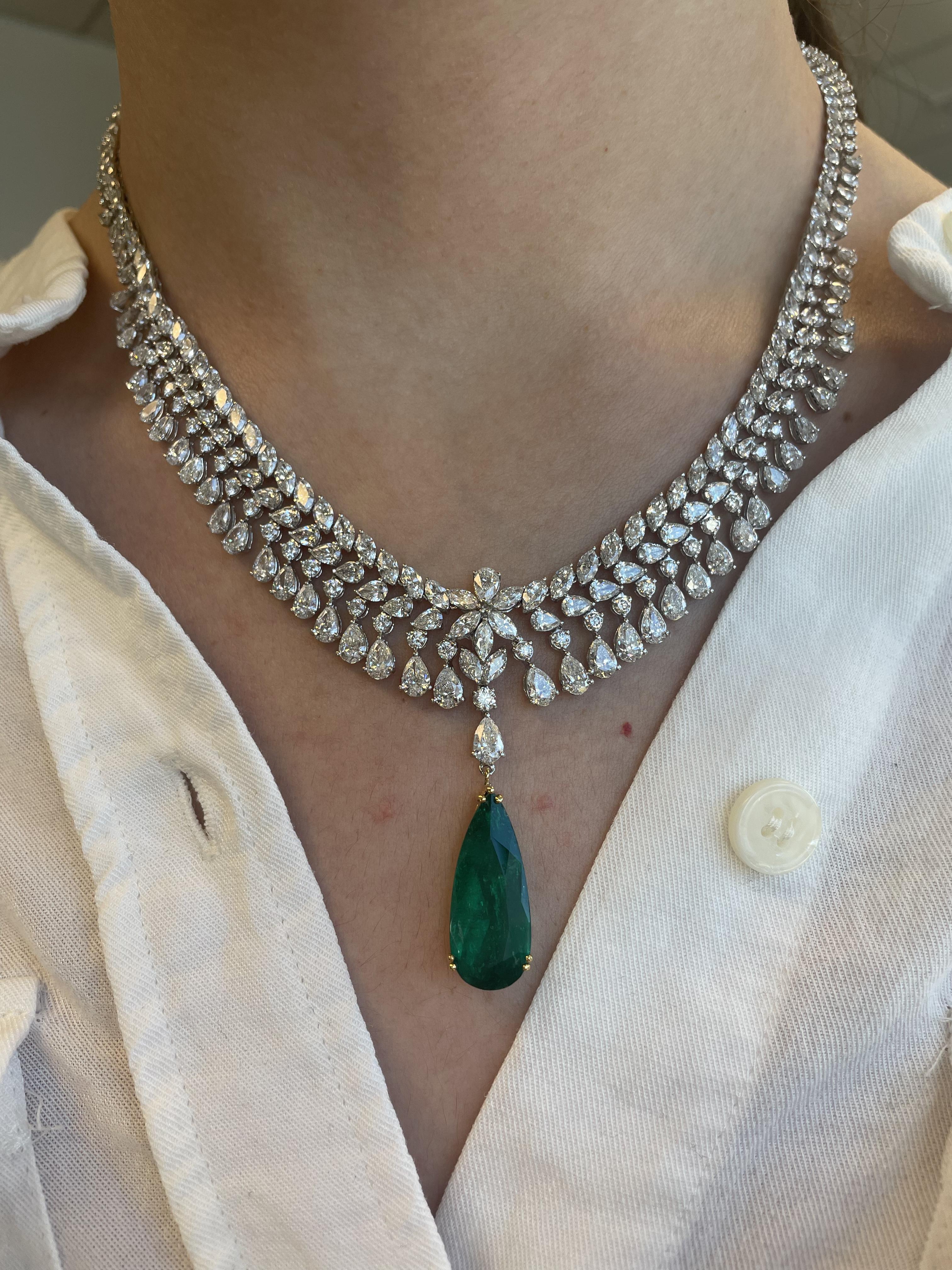 Exquisite Halskette mit Diamanten. Erstellt von Alexander of Beverly Hills.
37,47 Karat Gesamtgewicht der Diamanten.
Birnenförmiger Smaragd, 7,89 Karat, ca. mäßiges Öl. 29,58 Karat runde Diamanten im Brillant-, Birnen- und Marquiseschliff. Ungefähr