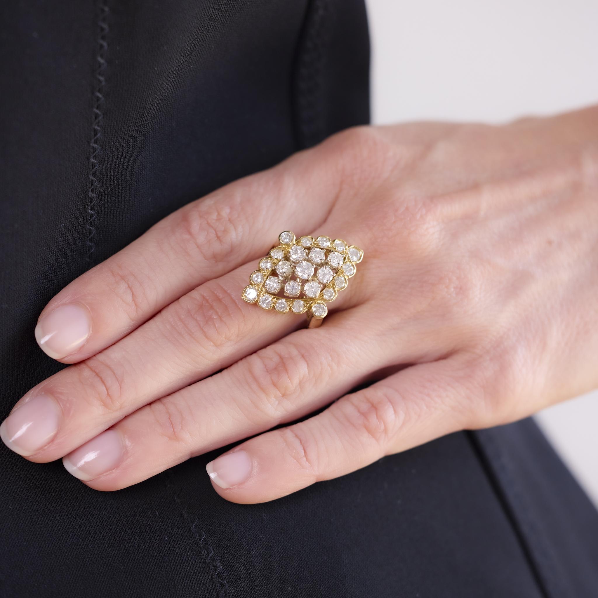 Vintage 3.75 carat diamond 18k yellow gold navette ring Moderno en venta